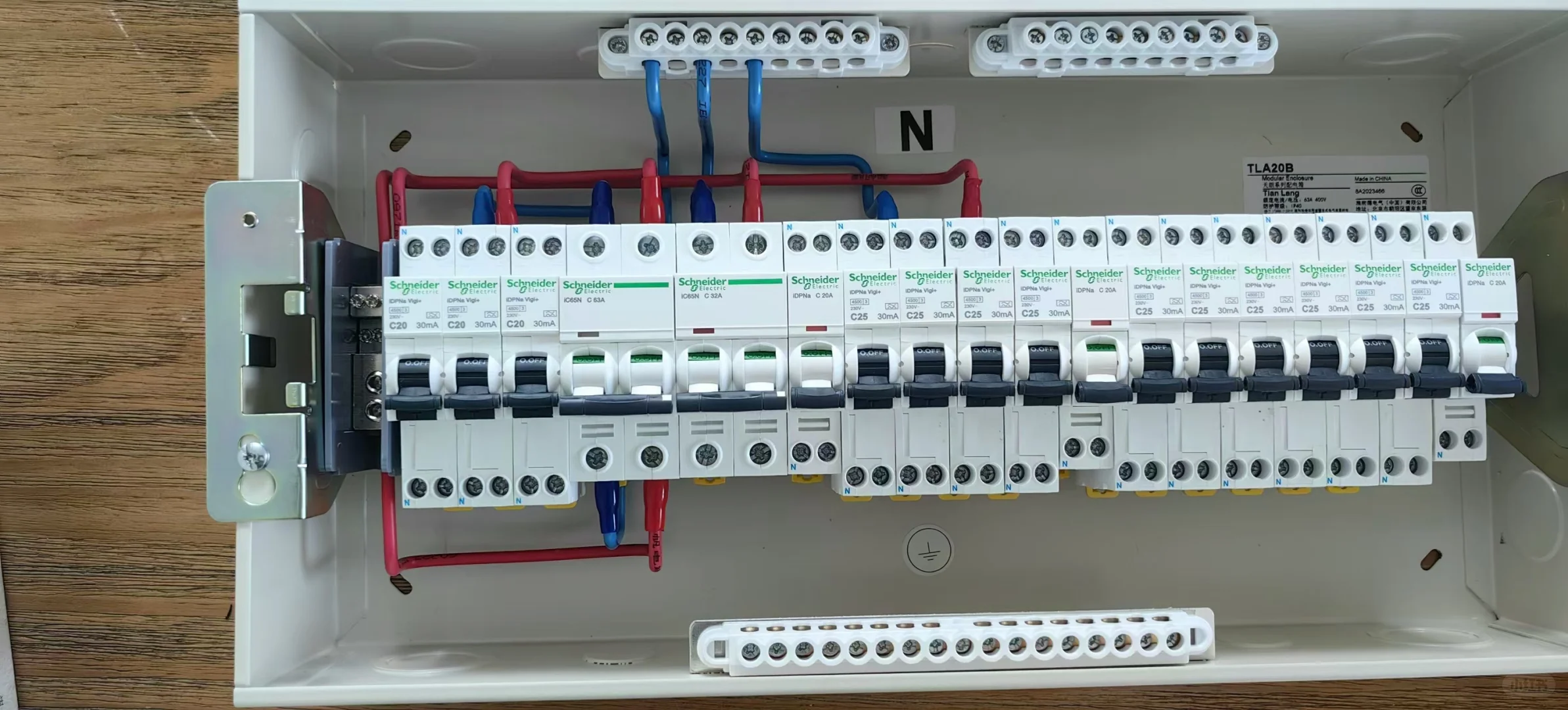 施耐德空开断路器配置设计与组装