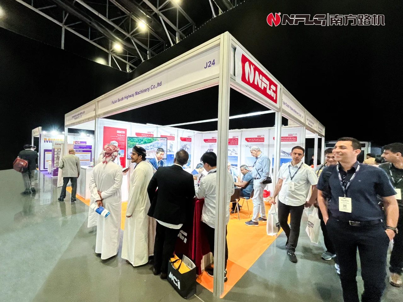 南方路机亮相迪拜工程机械展