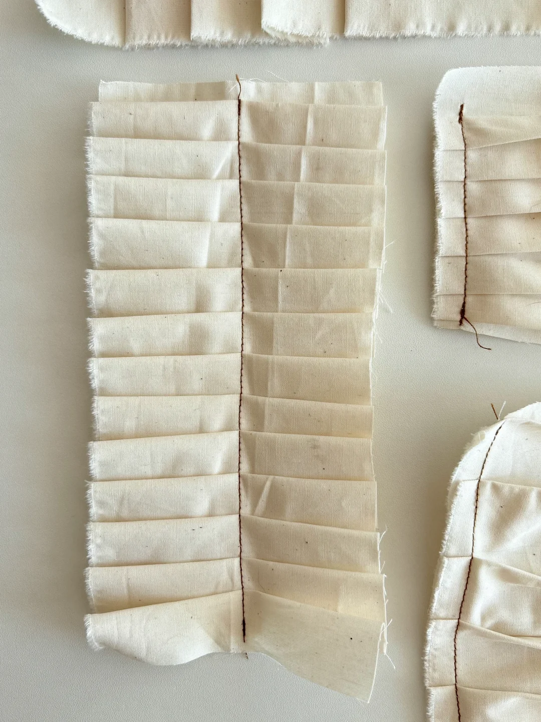 百褶裙单向褶裥的更多应用?面料改造