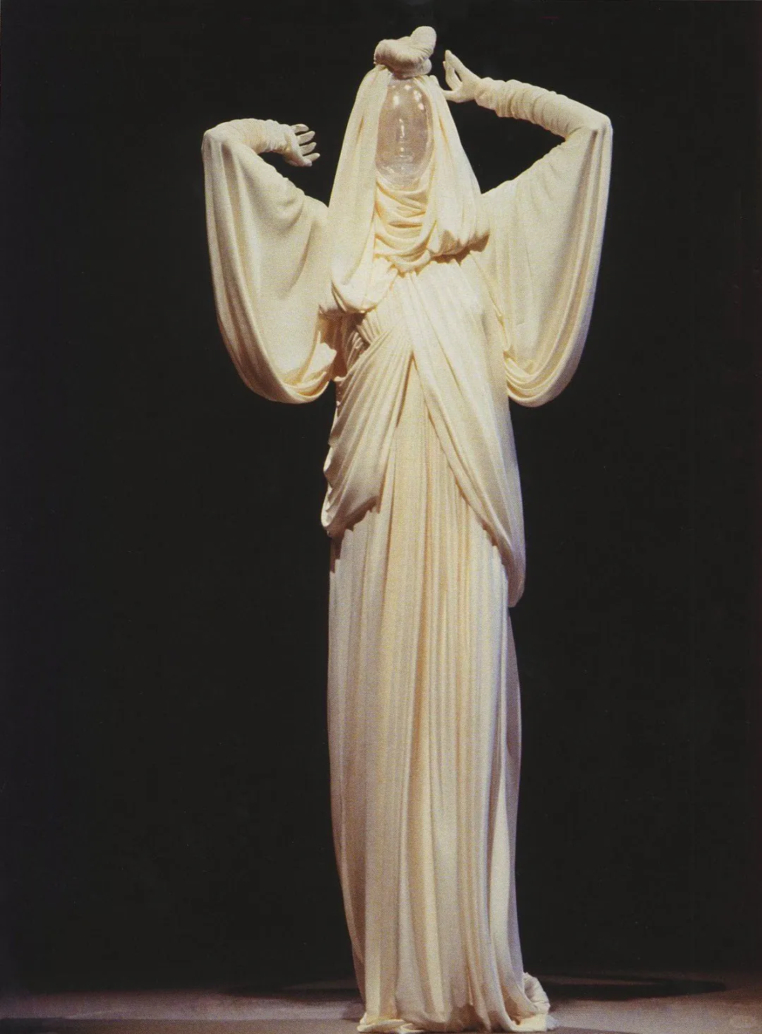 希腊风格和时尚：流动的雕塑之美