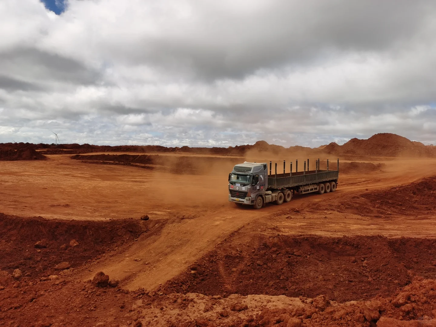 老挝铝土矿起运，每月12万吨，只定长协～