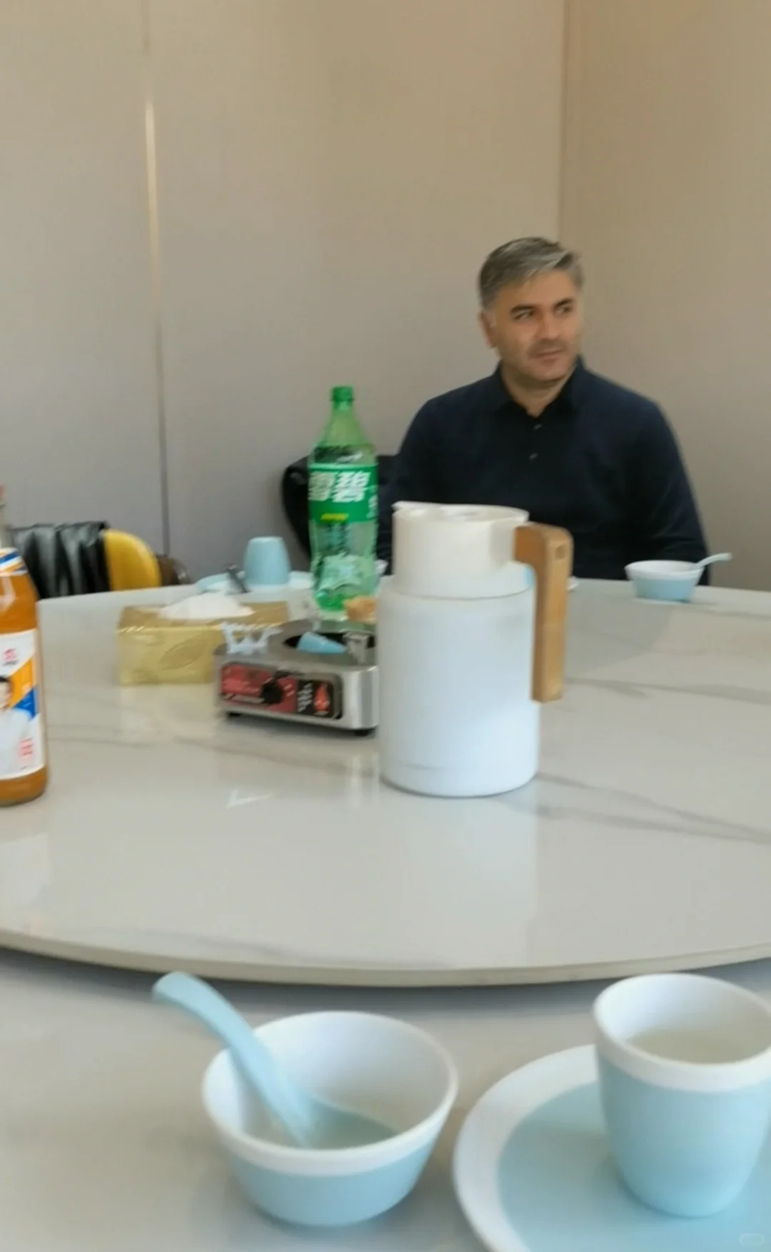 锂电池，机械设备会议洽谈