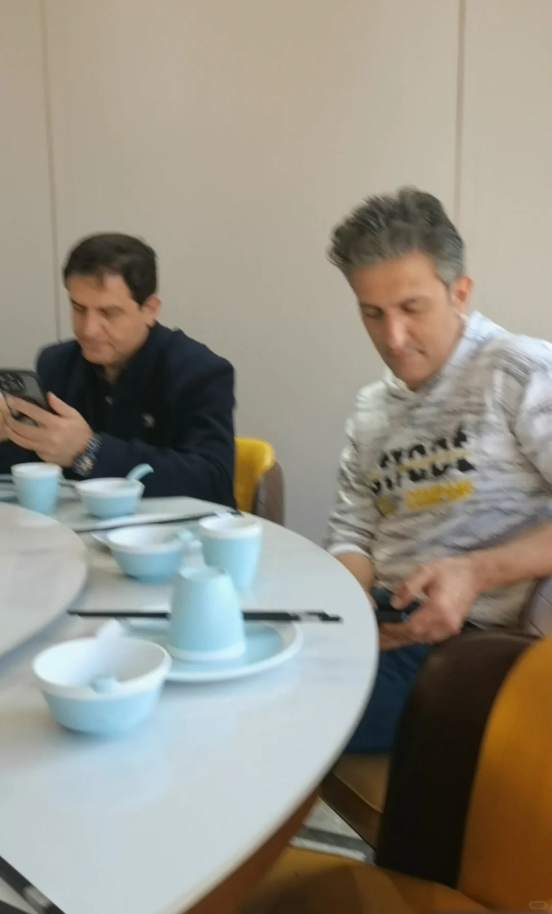 锂电池，机械设备会议洽谈