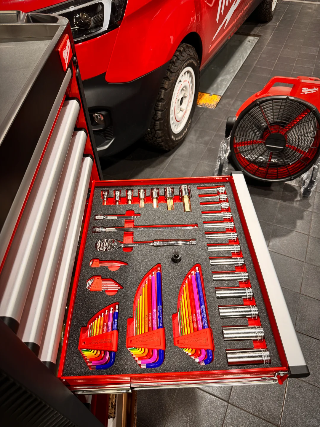Milwaukee美沃奇机车维修保养工具箱定制