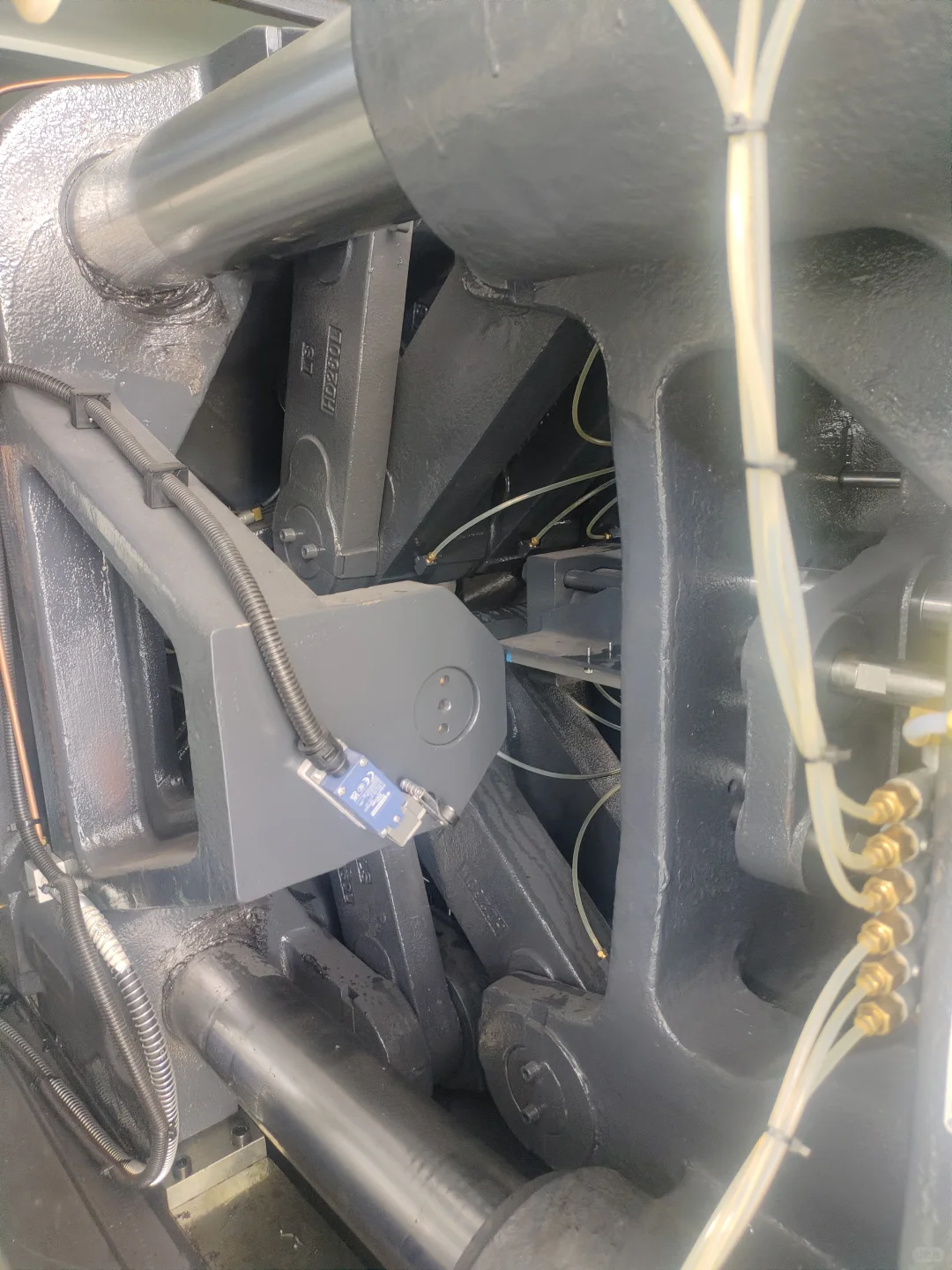 海达三代260吨两台