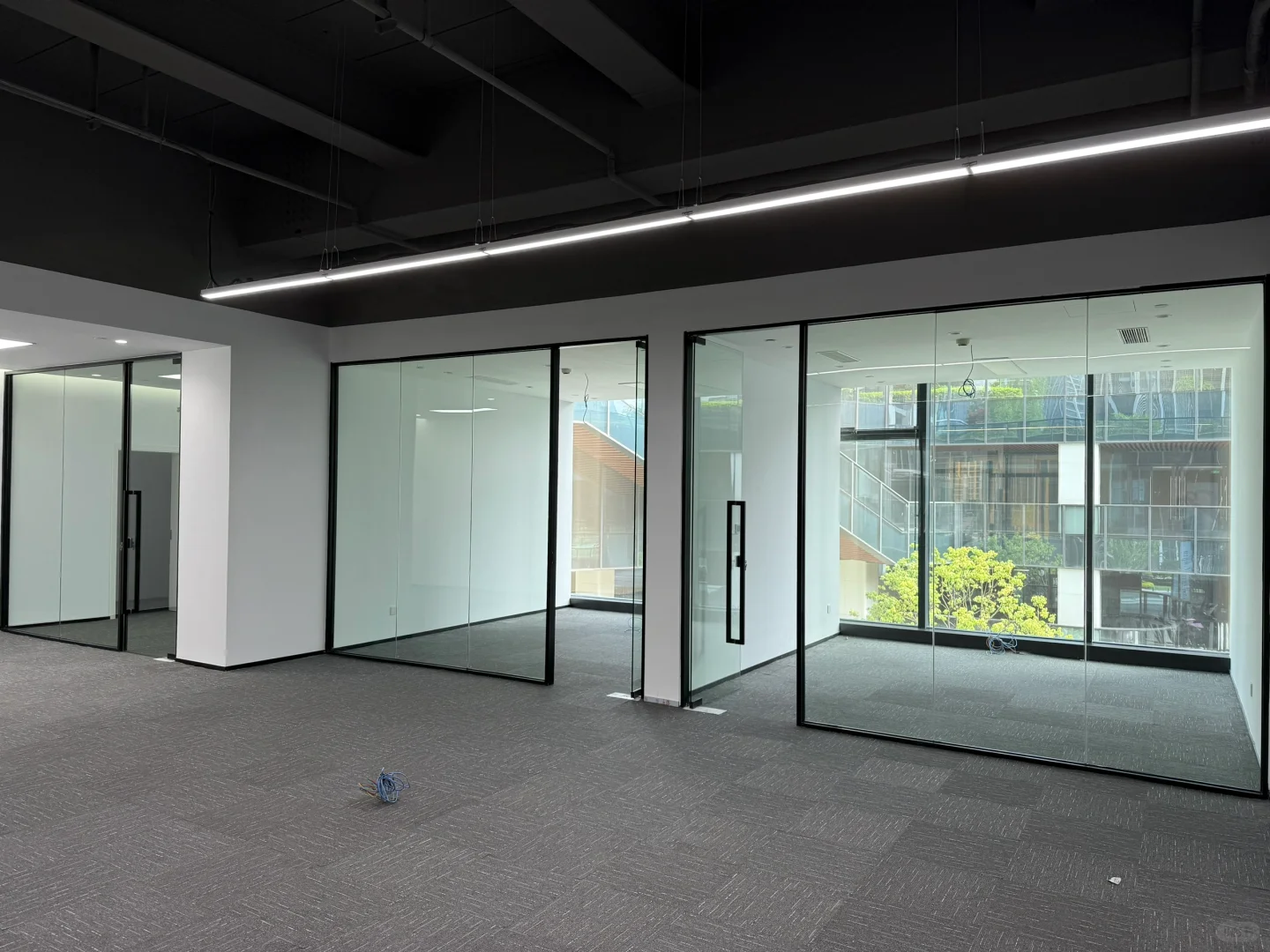 不是玻璃隔断贵，是厂家没找对…