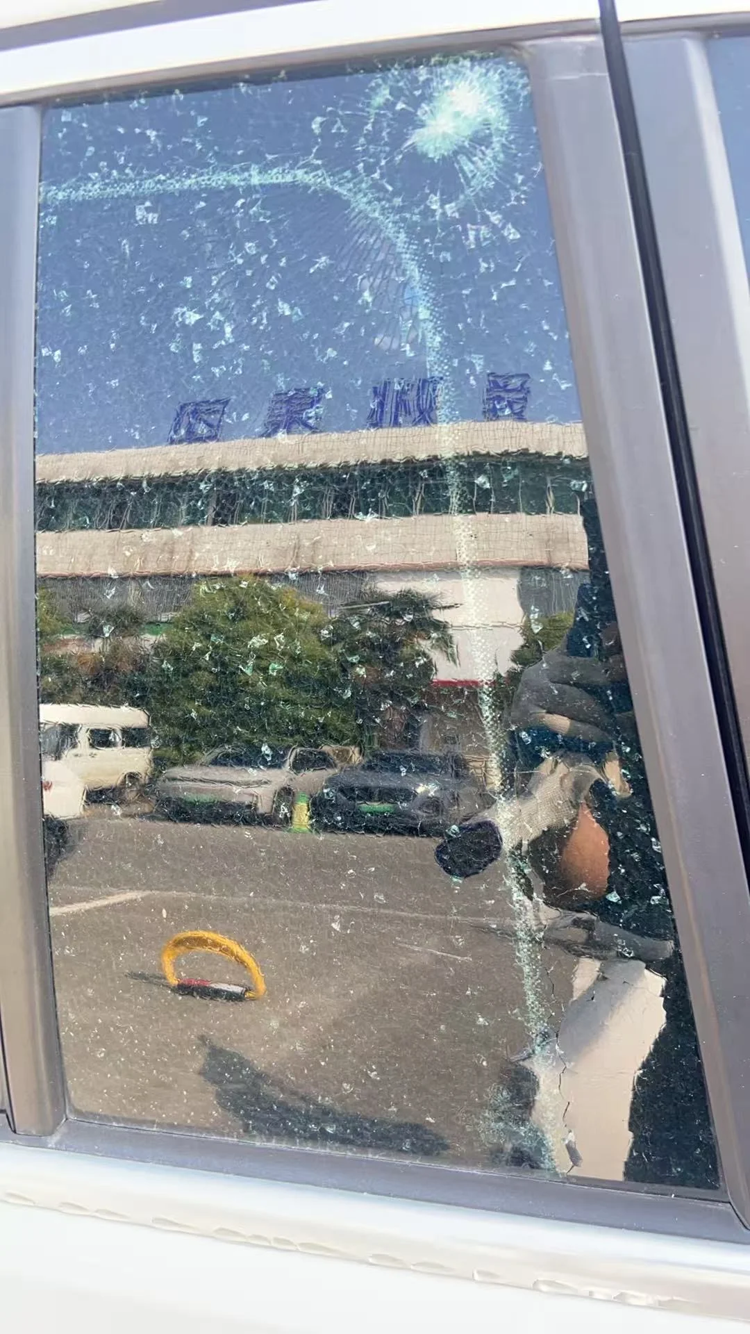 车在停车场被砸，求助能看出是什么工具吗