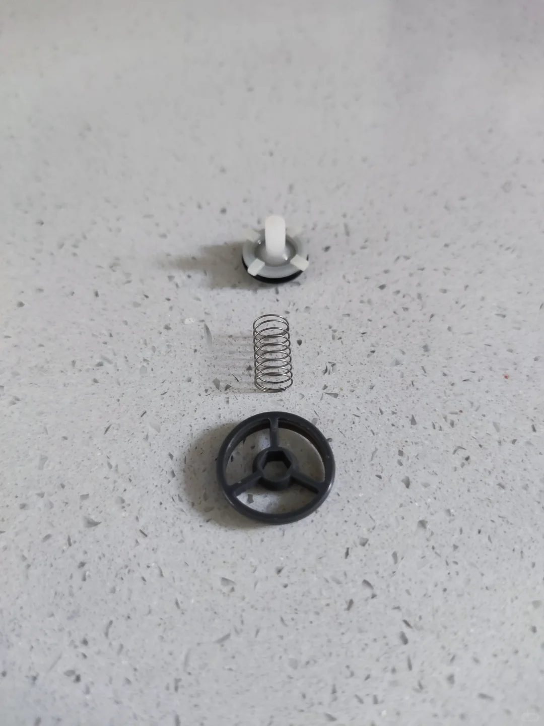 这个小东西记得拆掉，不然影响水压！