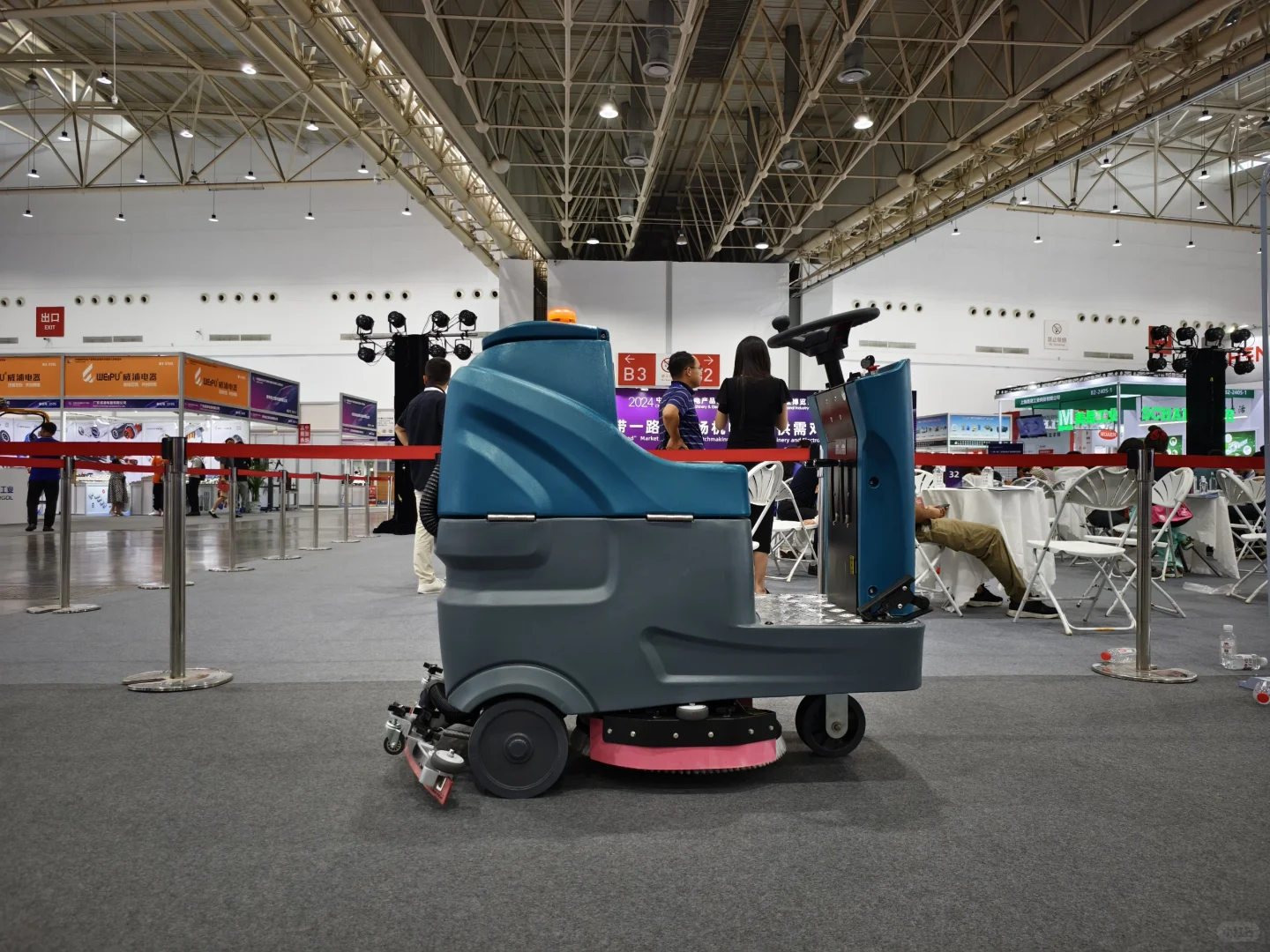 工业洗地机参加机电展,感觉来错了地方