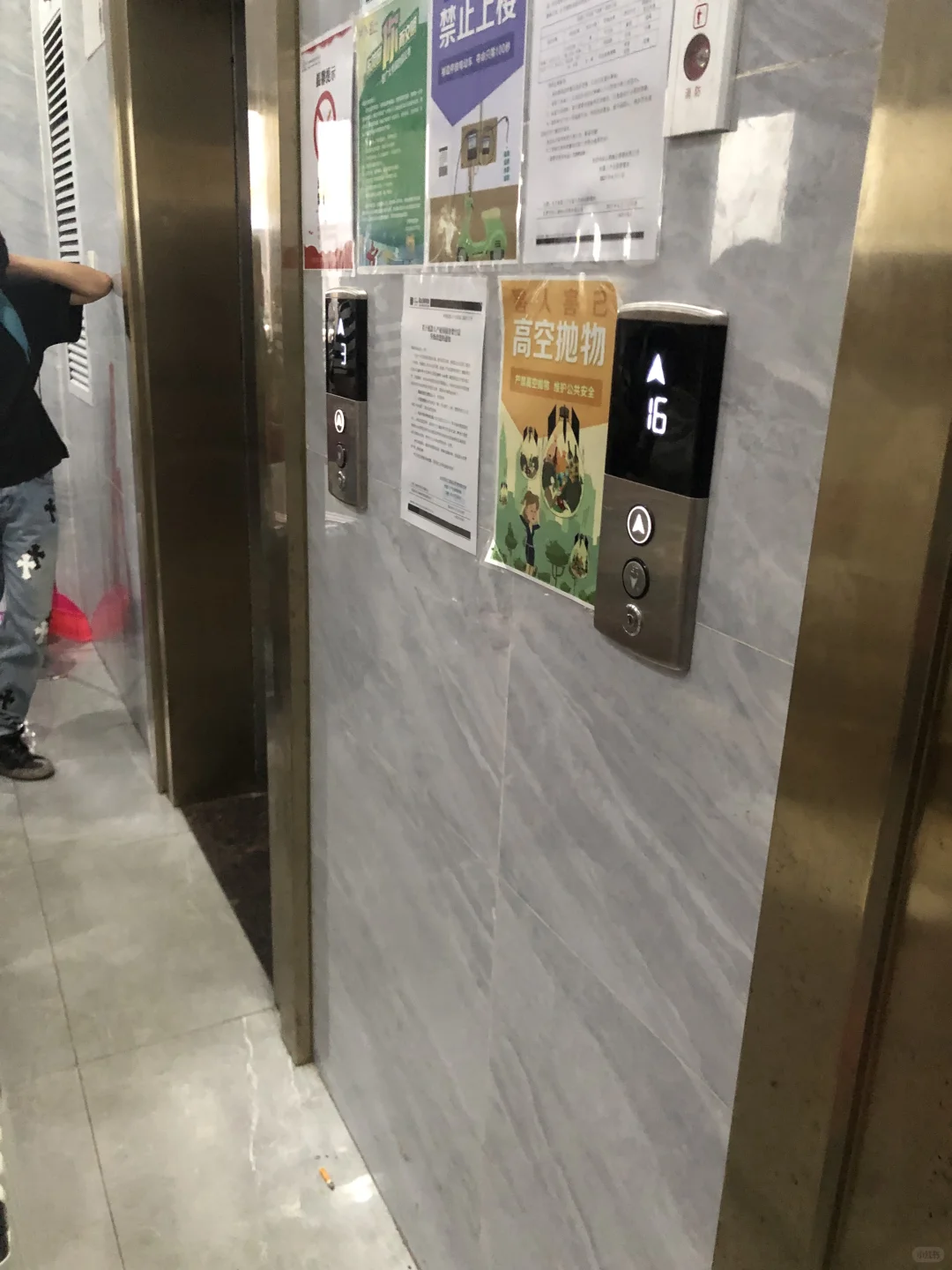 00后女生在电子厂的365天 | 包住宿舍长这样