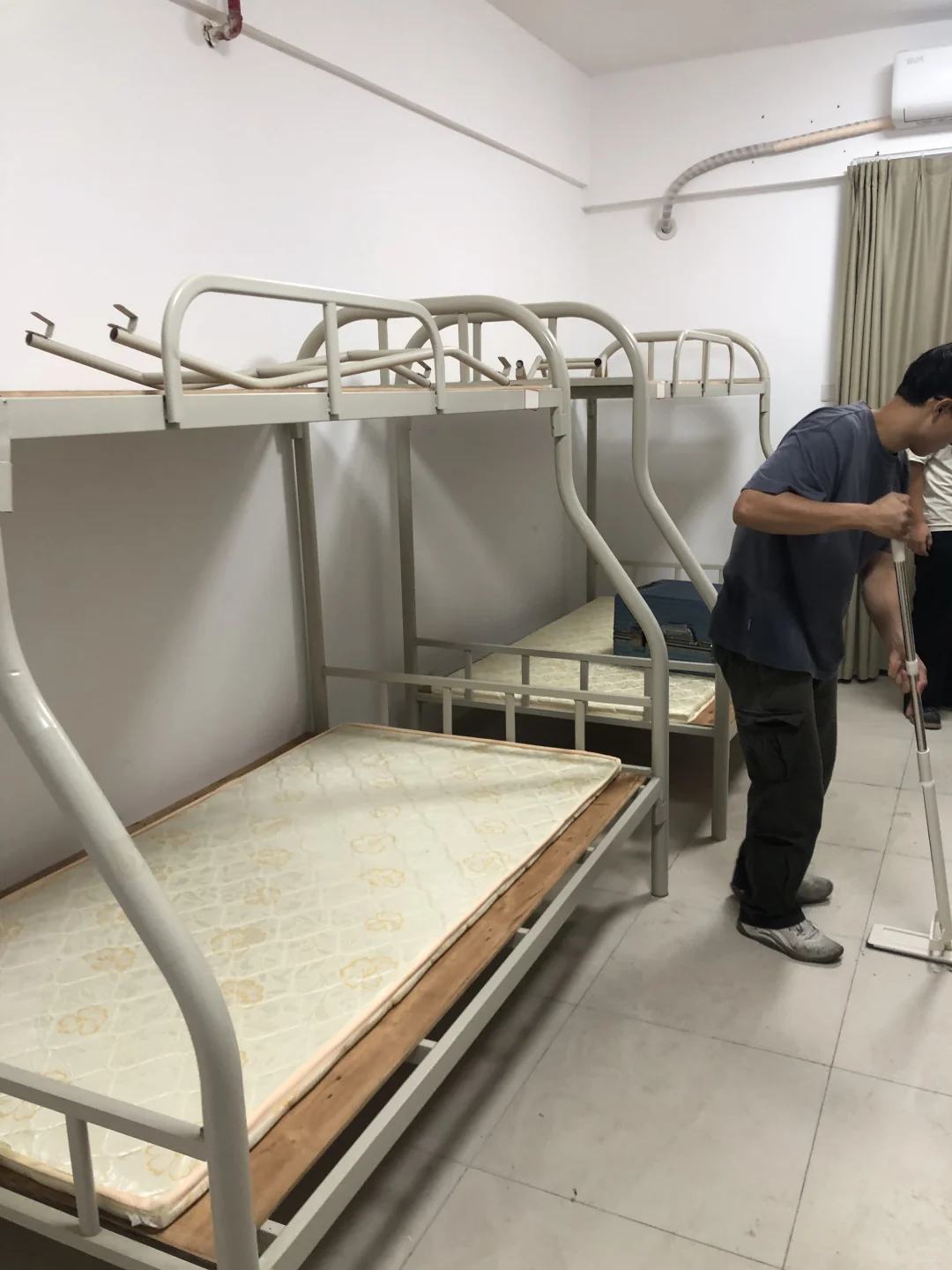 00后女生在电子厂的365天 | 包住宿舍长这样