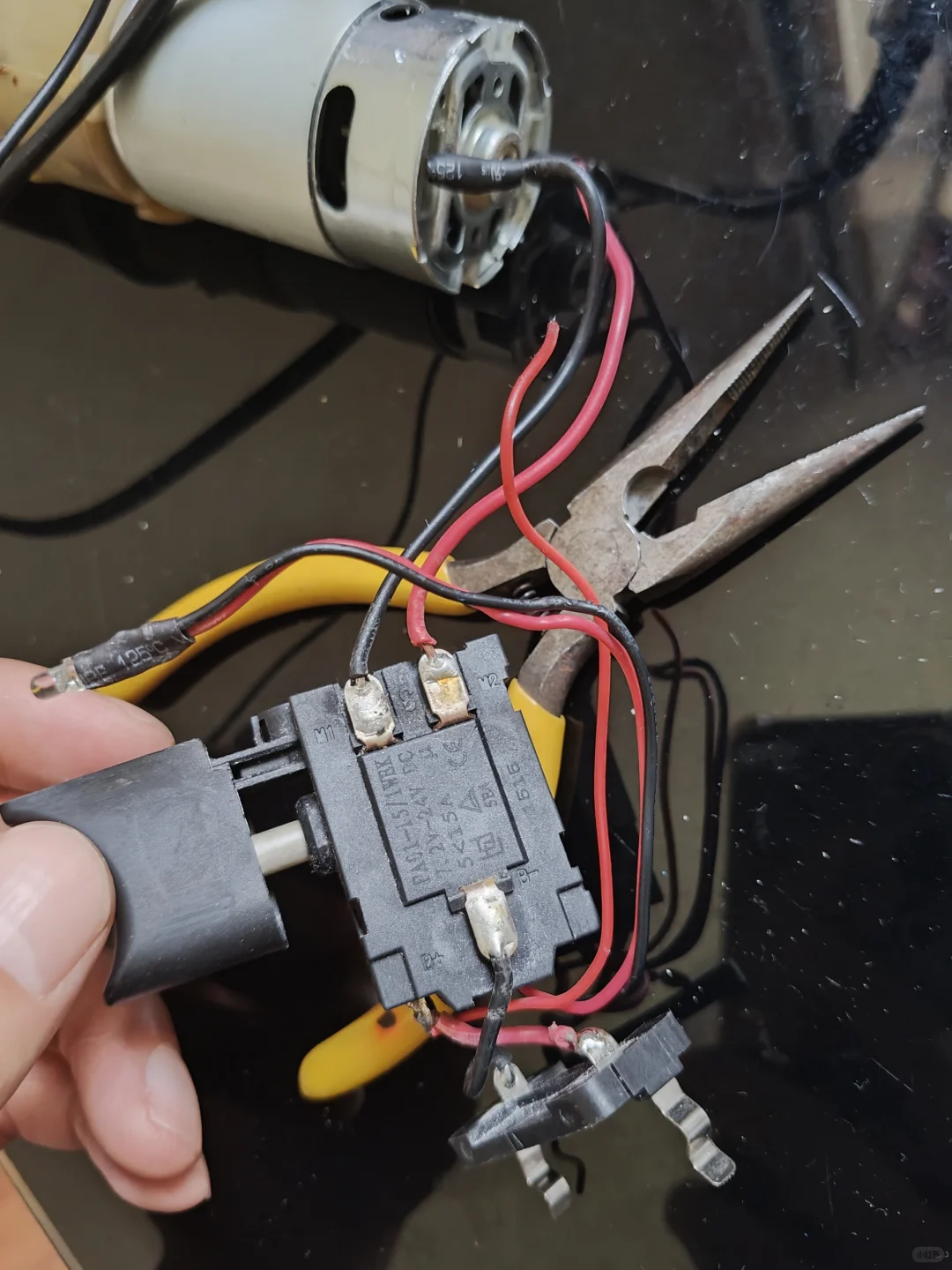 解决手电钻只能单向转动