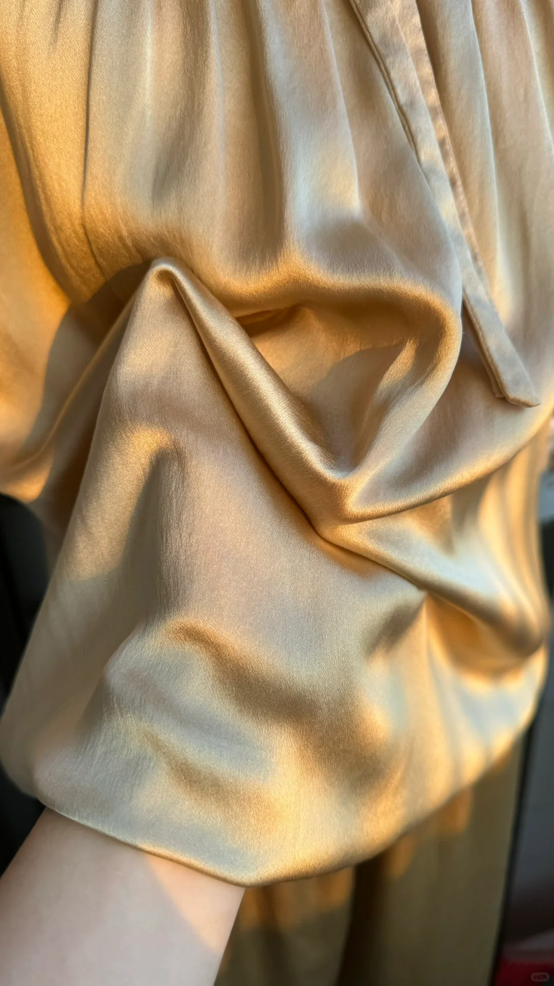 金色湖水般泛起粼粼波光！真丝素绉缎！