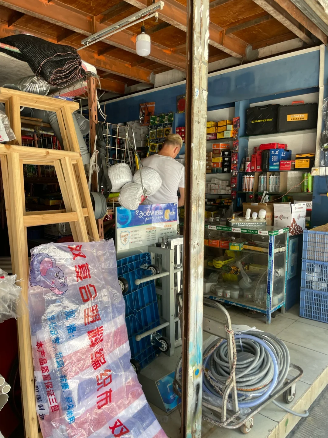 毛子哥去逛他最爱的五金店了 最后花了5块钱