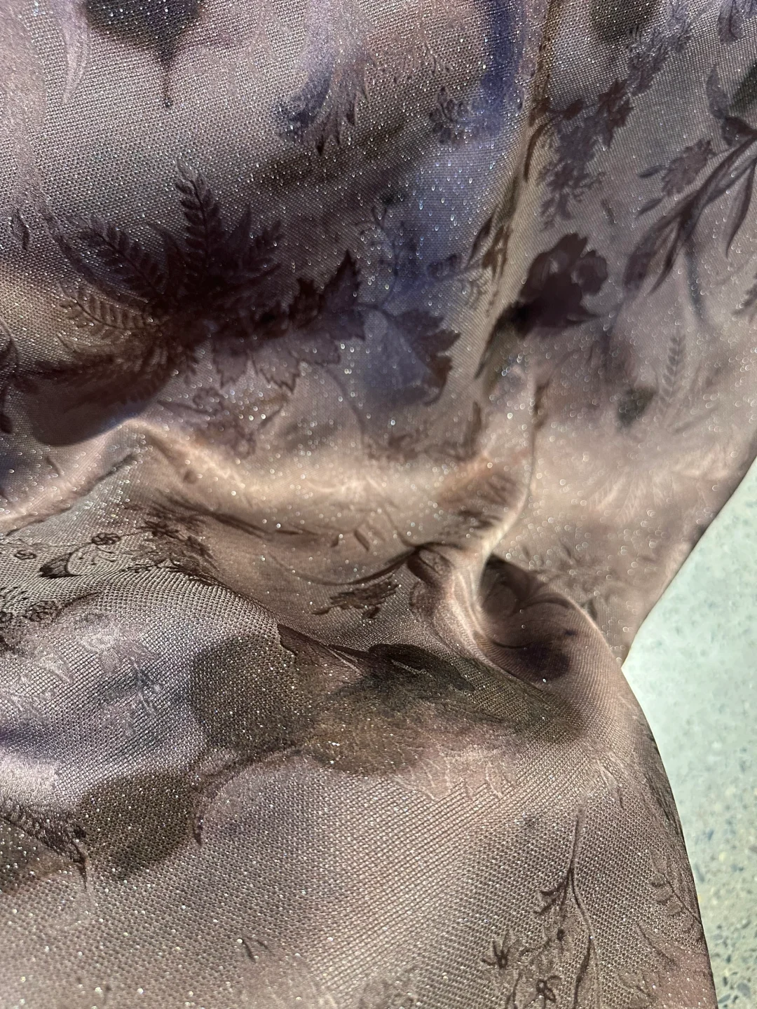 是不是有点秋冬气息的闪闪面料呢？？？