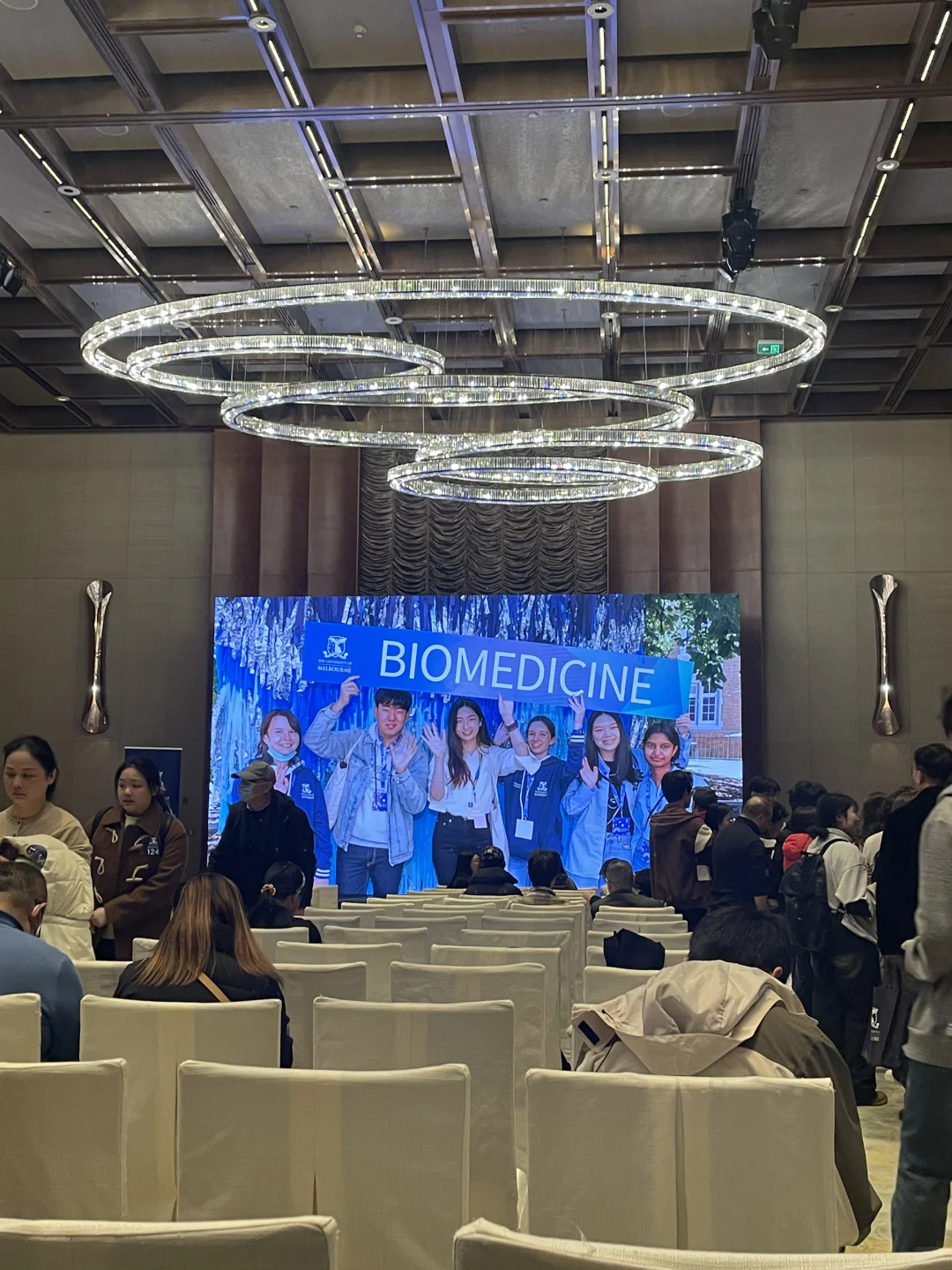 墨尔本大学线下见面好多人