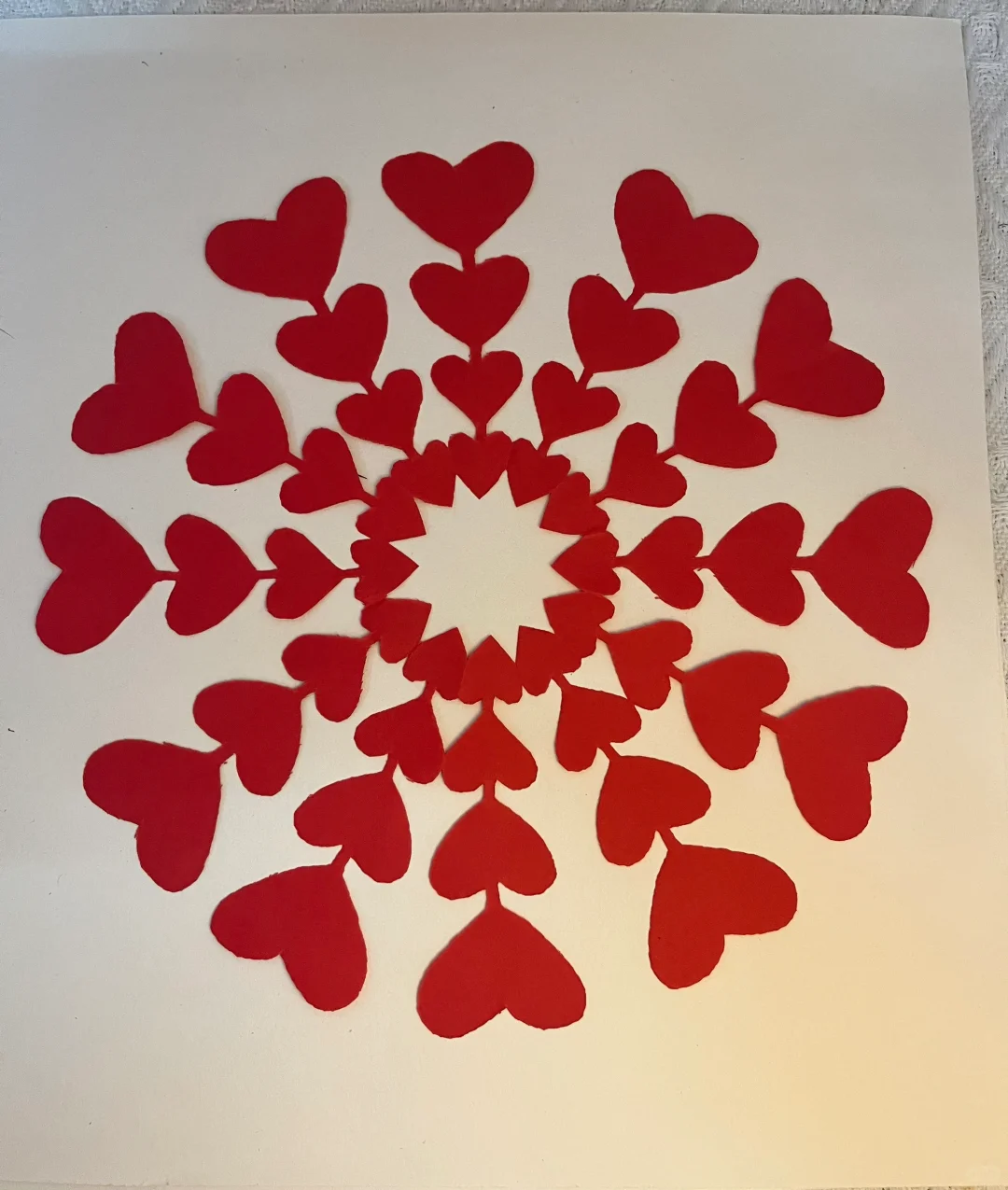 爱心发射窗花剪纸，超简单