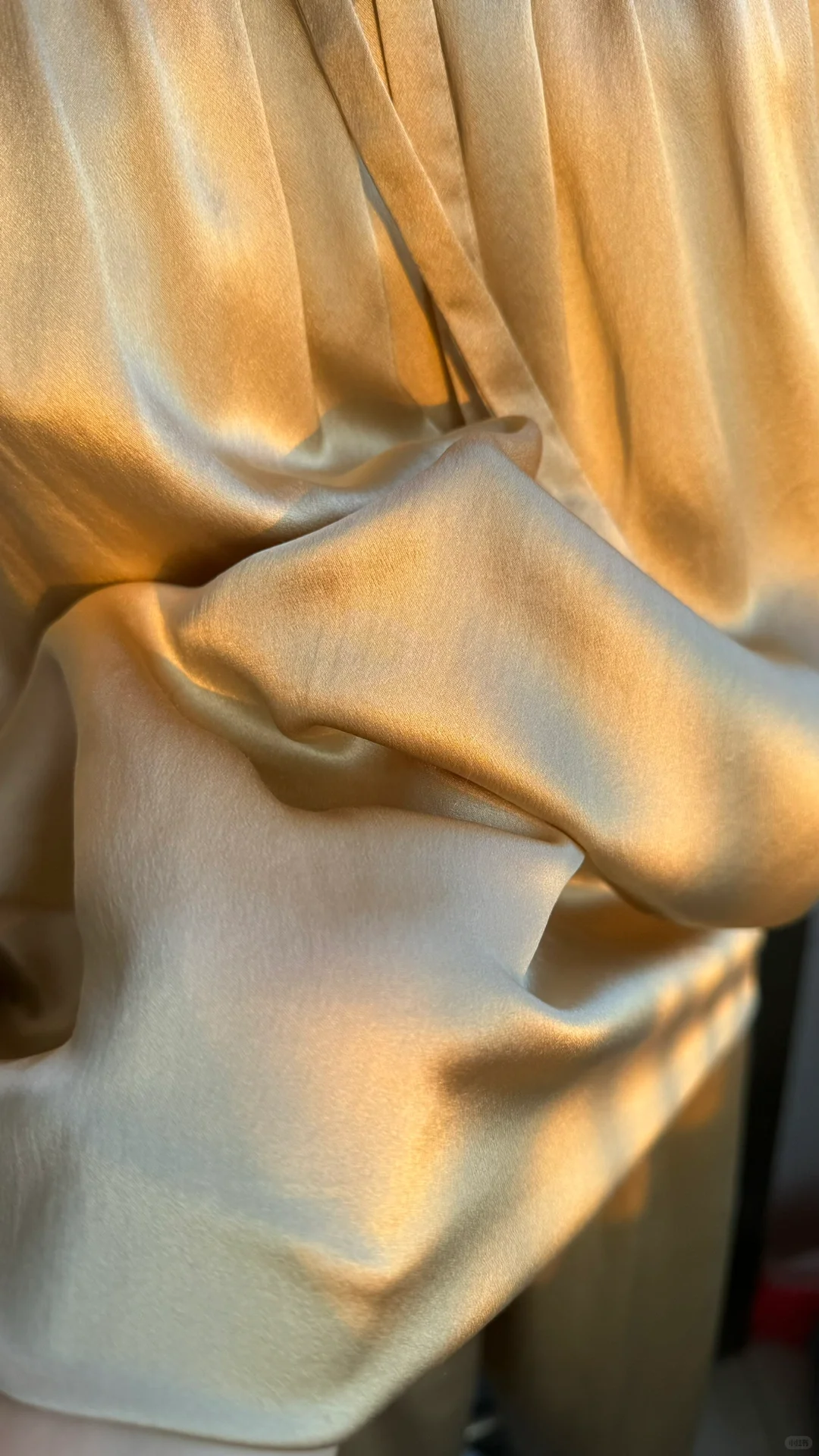 金色湖水般泛起粼粼波光！真丝素绉缎！