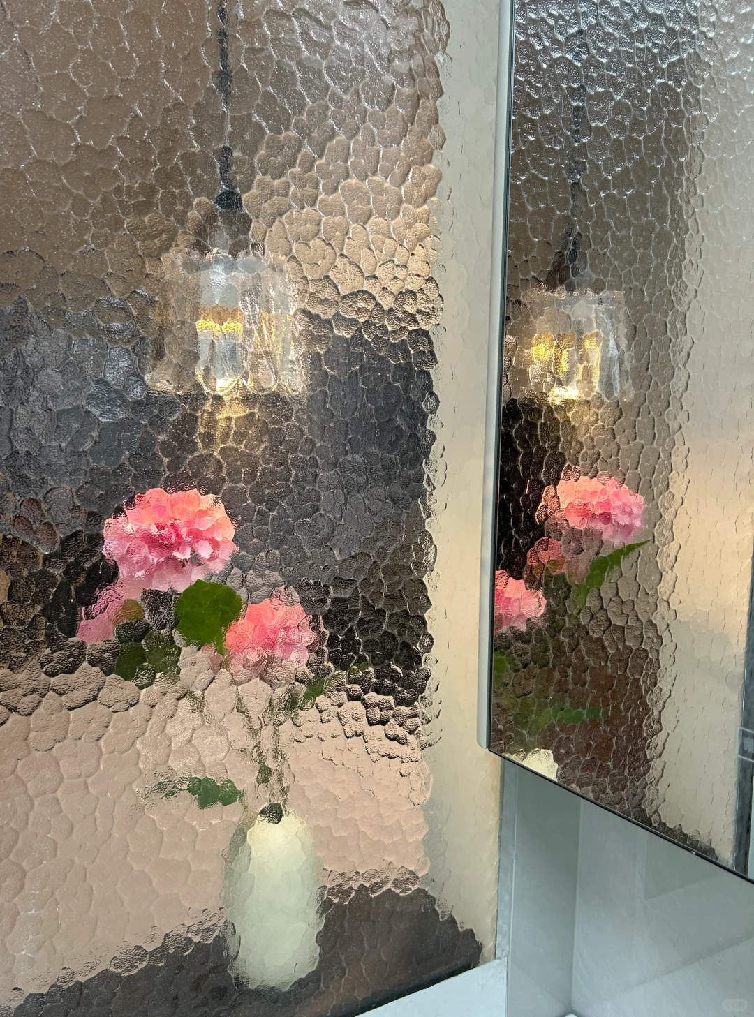 都去做这个卫生间干区油画玻璃隔断！