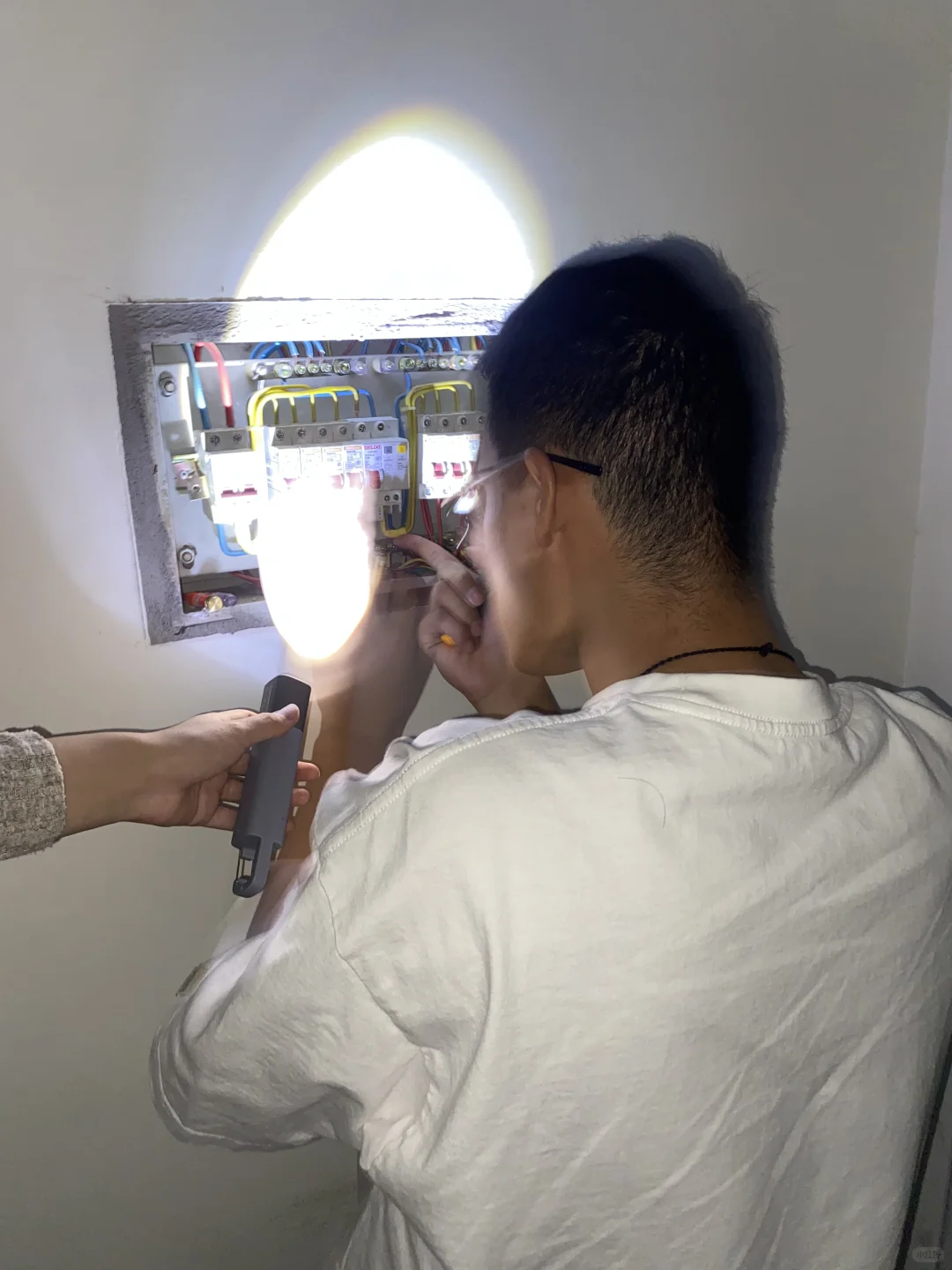 大晚上不睡觉自己换电闸