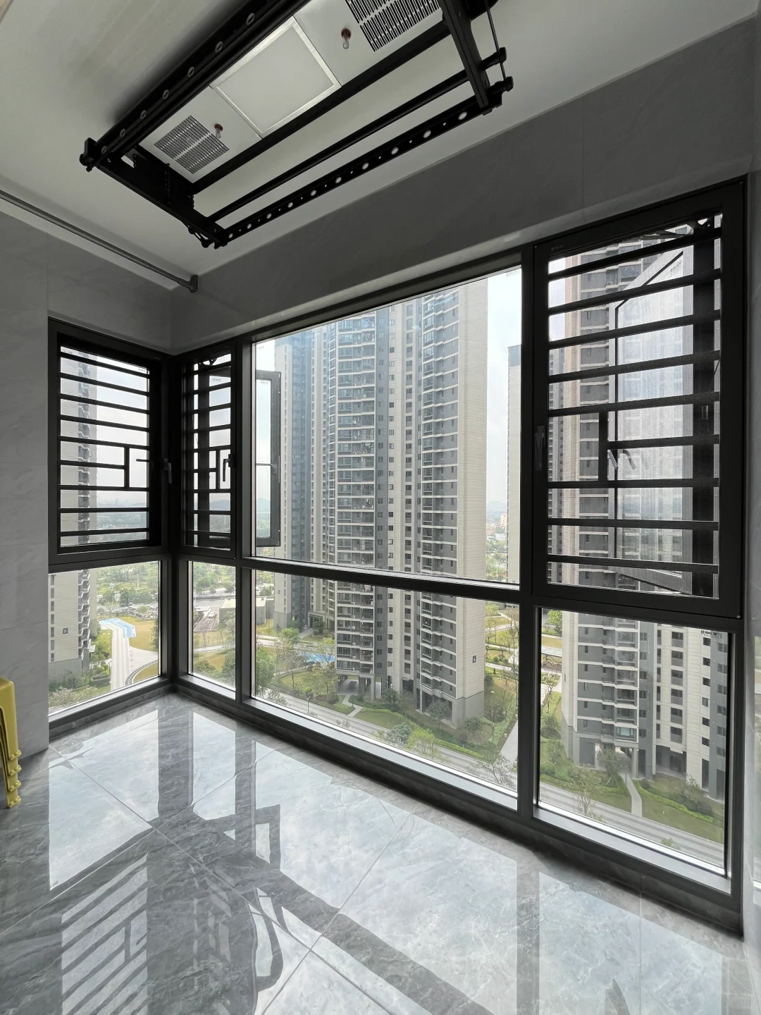 佛山三水区融创半岛阳台封窗效果