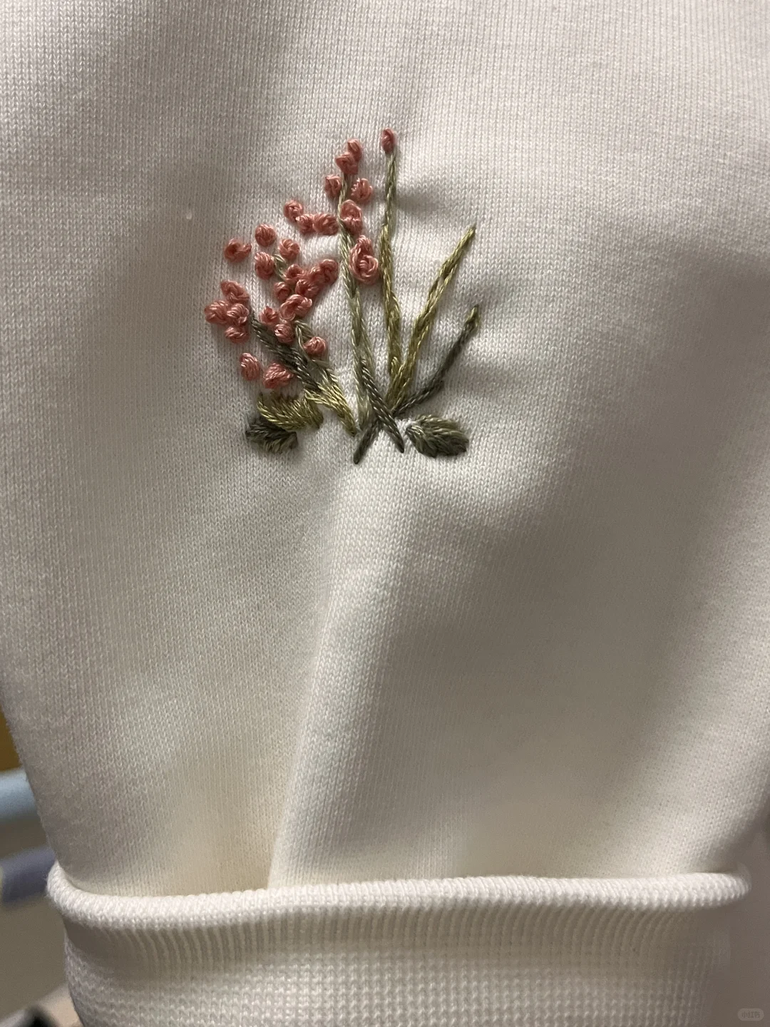 自己绣的袖口玫瑰花噂嘟好喜欢