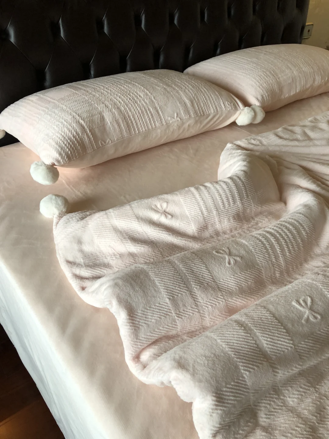 天气突然就冷了❄️！牛奶绒雕花蝴蝶结?超美～