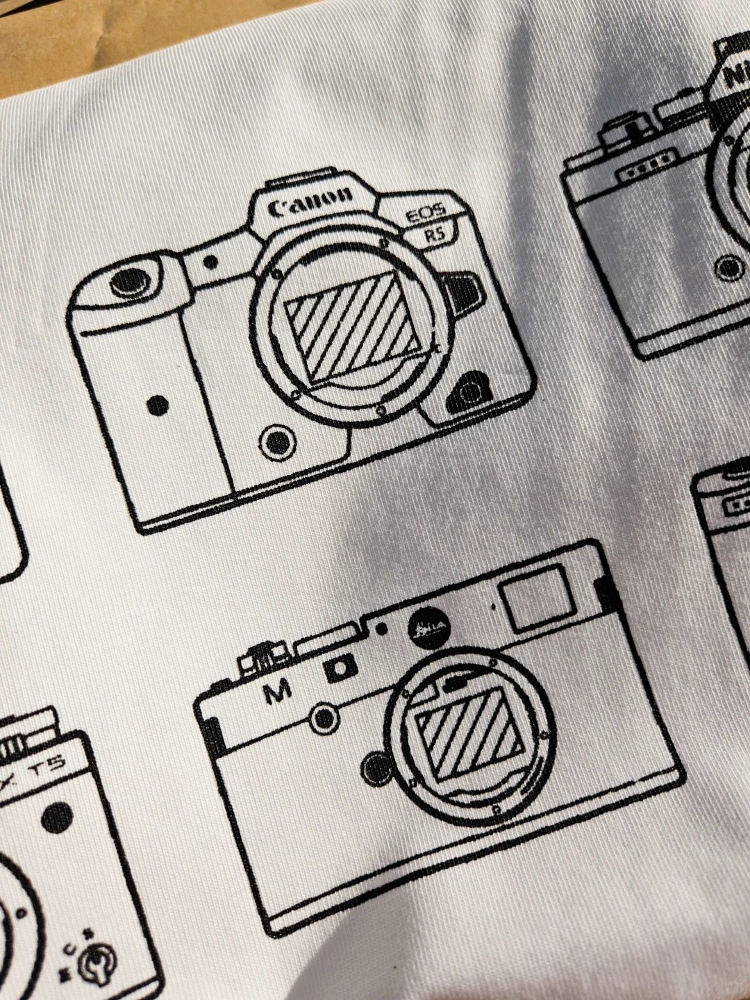 用丝网印刷了一些独一无二的短袖?