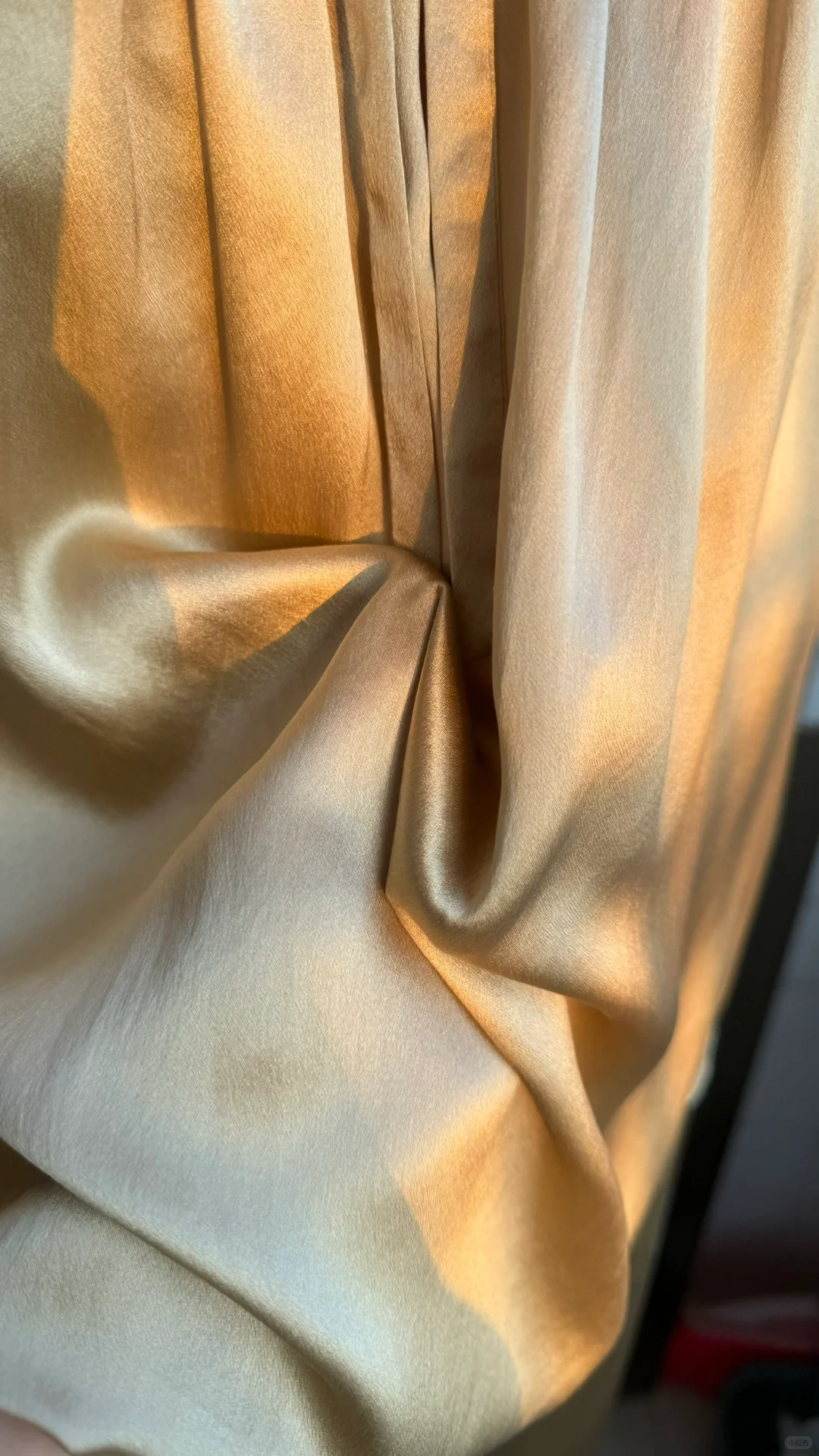 金色湖水般泛起粼粼波光！真丝素绉缎！