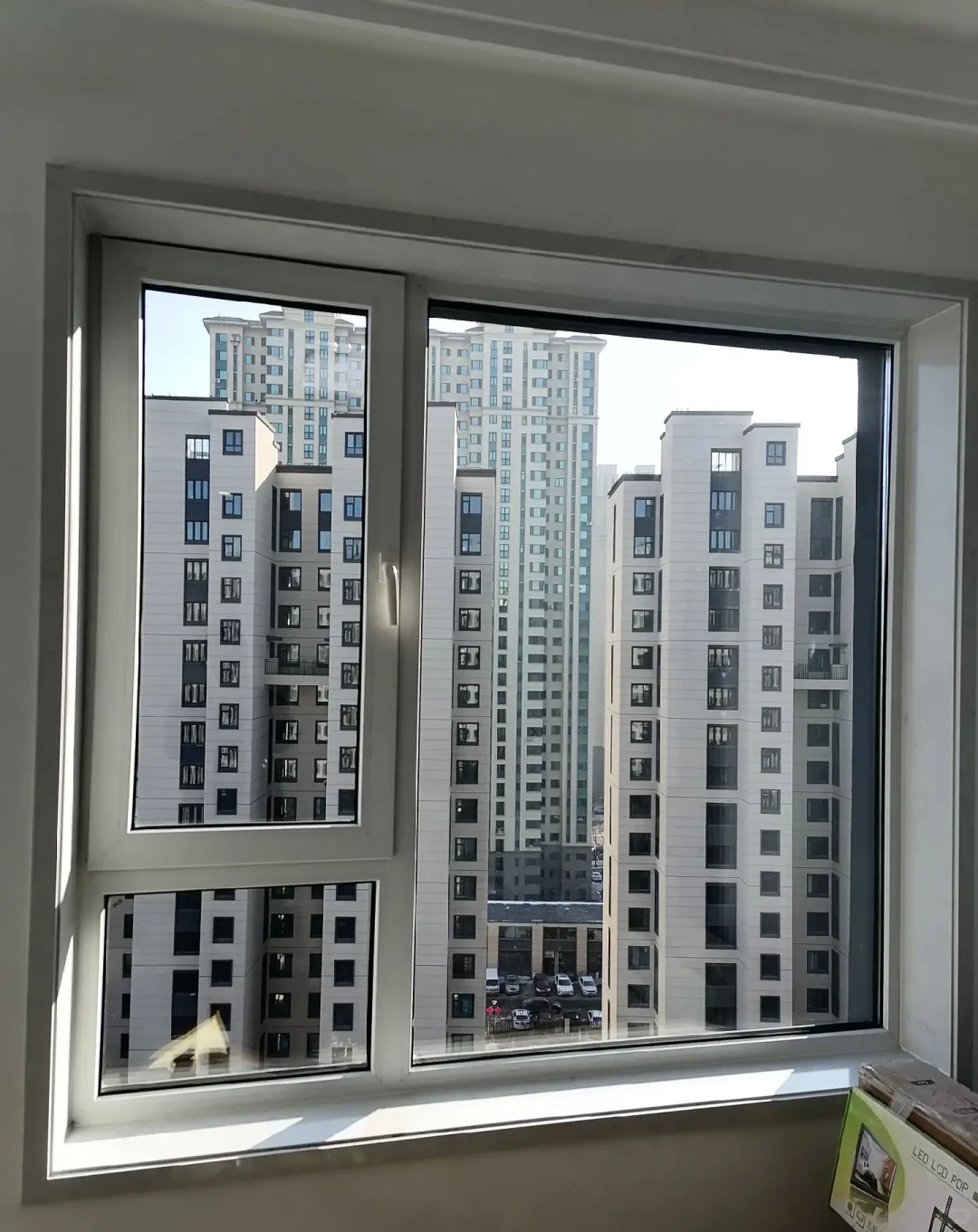 这玻璃都擦成透明的了。