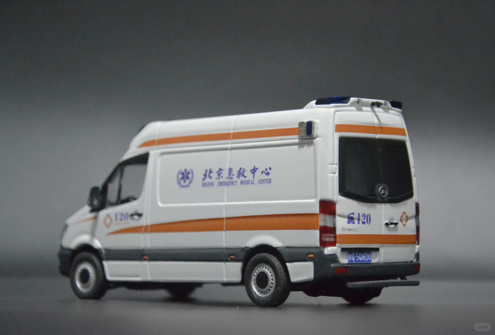 汽车模型收藏 - 奔驰凌特5G智慧医疗救护车
