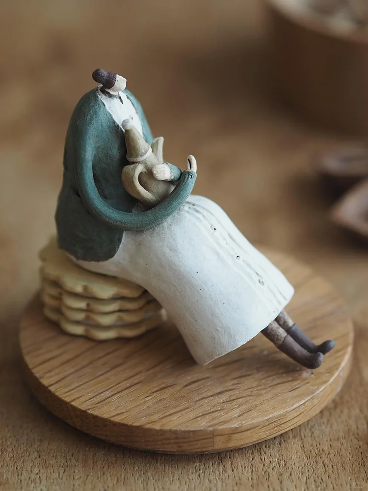 她的陶艺小人，被称为“可触摸的时光胶囊”