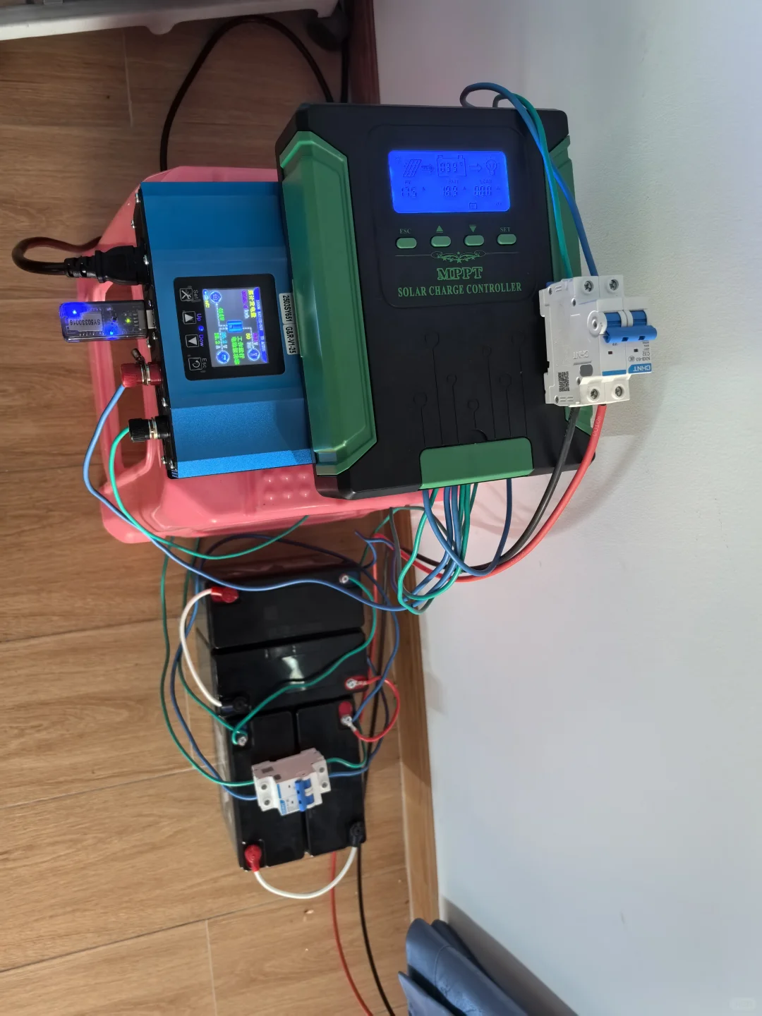 自建了一个小型光伏电站，3块板日发电4度