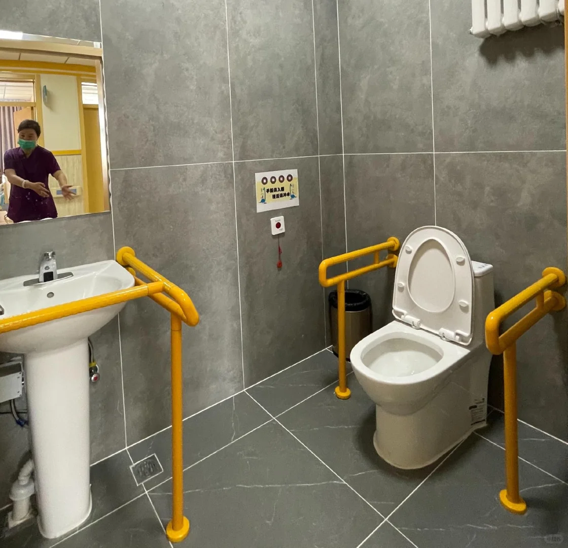 卫生间扶手安装，让父母洗澡更安全！