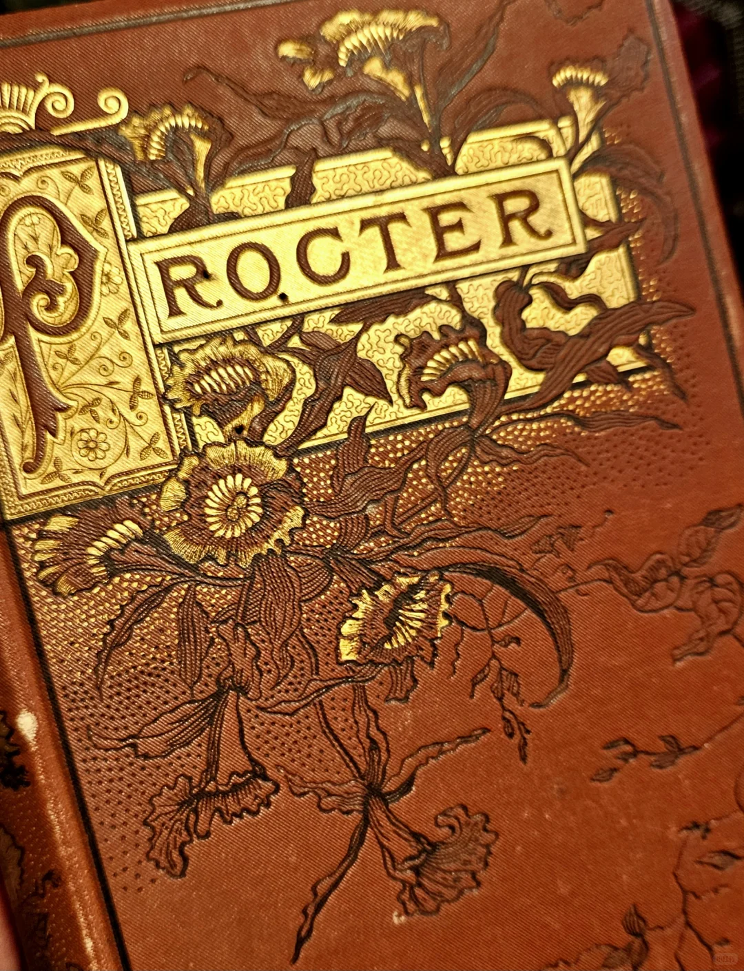 精美的烫金装帧设计