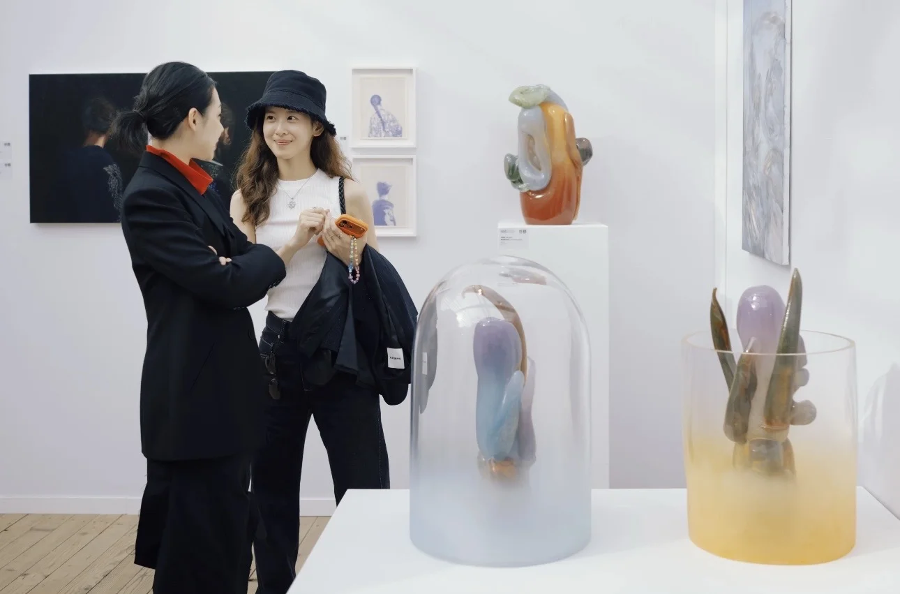 章泽天参观巴黎展览