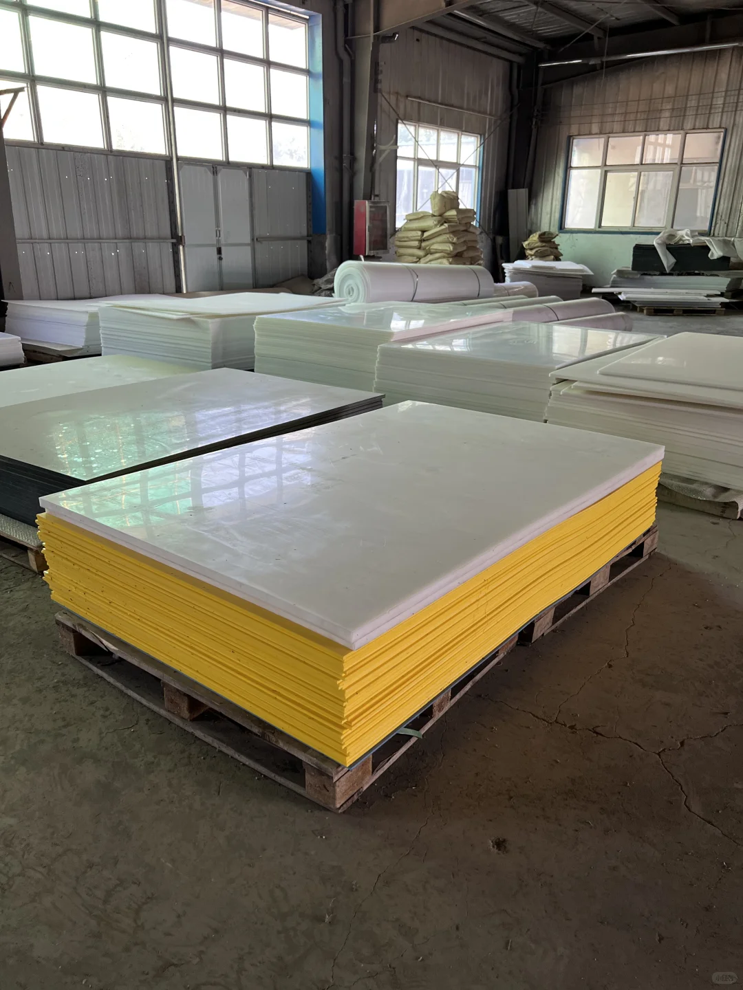 【高密度HDPE塑料板】——工业界的全能战士