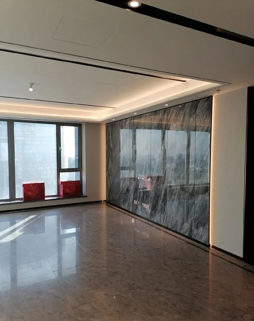 这玻璃都擦成透明的了。