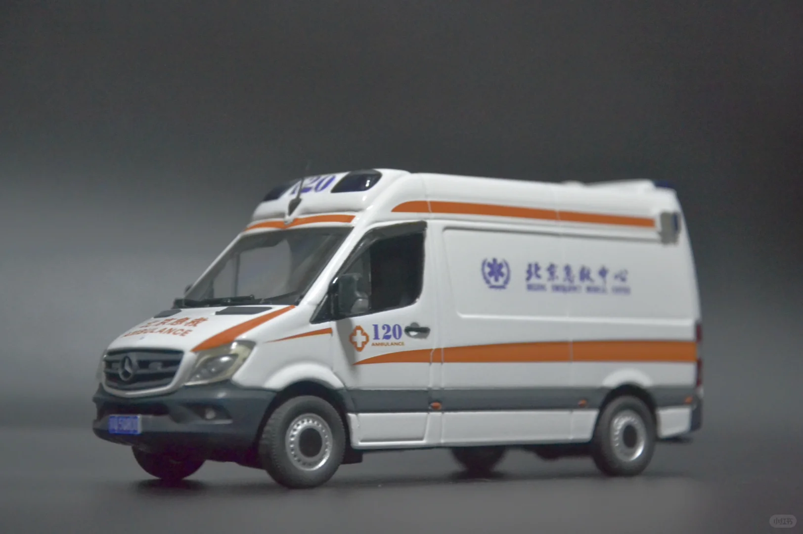 汽车模型收藏 - 奔驰凌特5G智慧医疗救护车