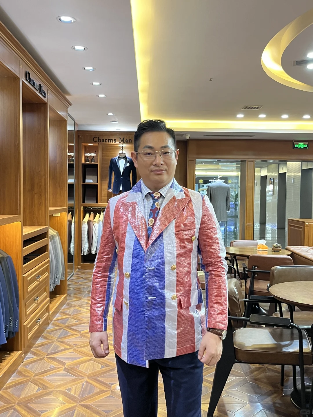 当量体师拿出了自己亲自做的西服…