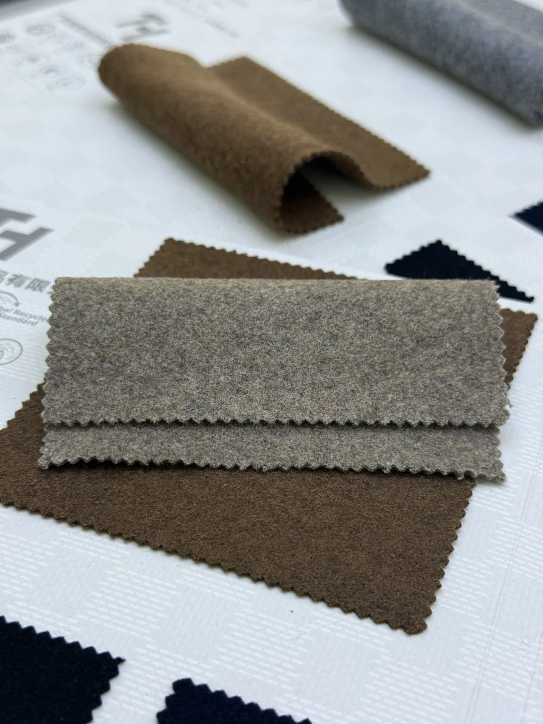 羊毛双面绒面料，细腻温暖的质感