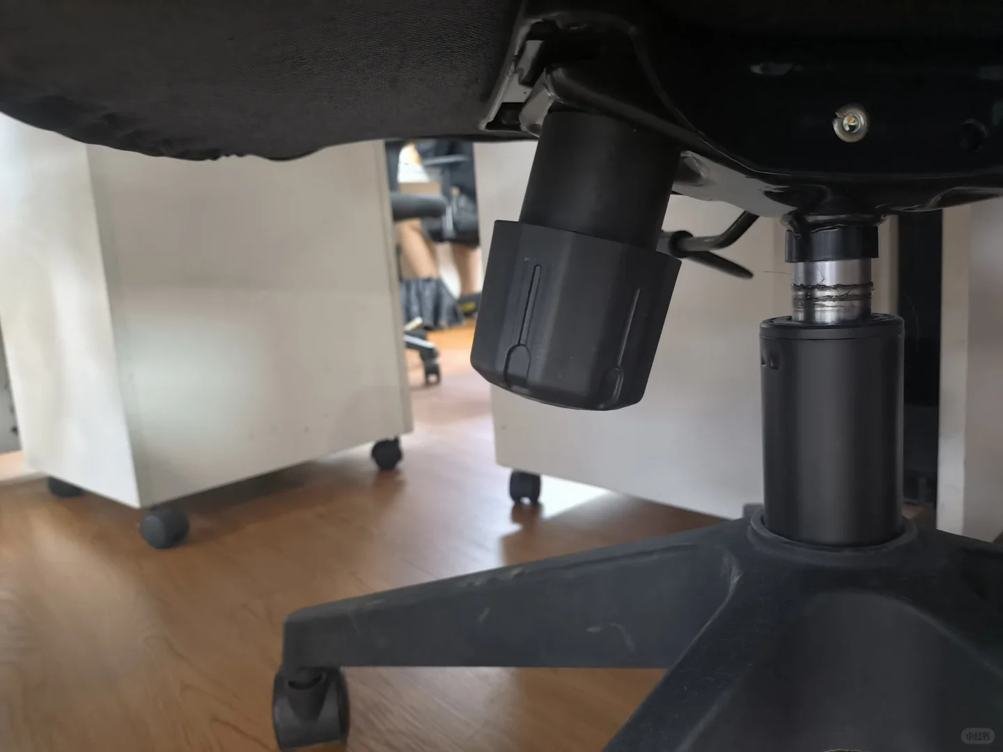 实习互助之办公室椅子怎么调节？