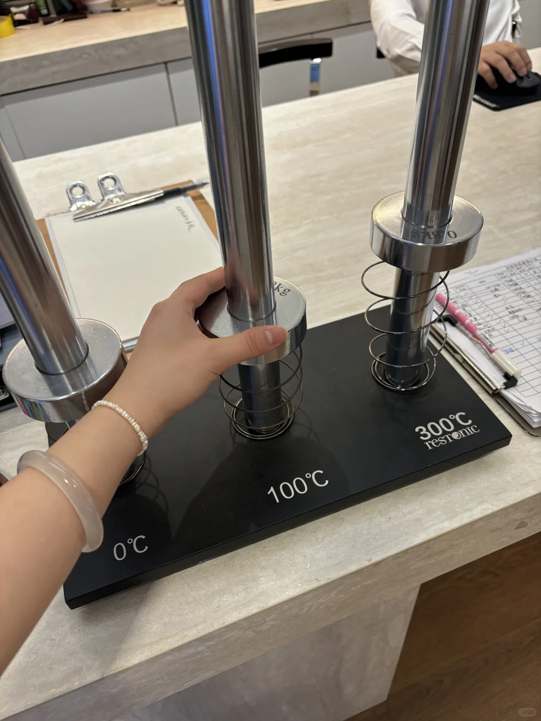 什么叫高碳猛钢弹簧?