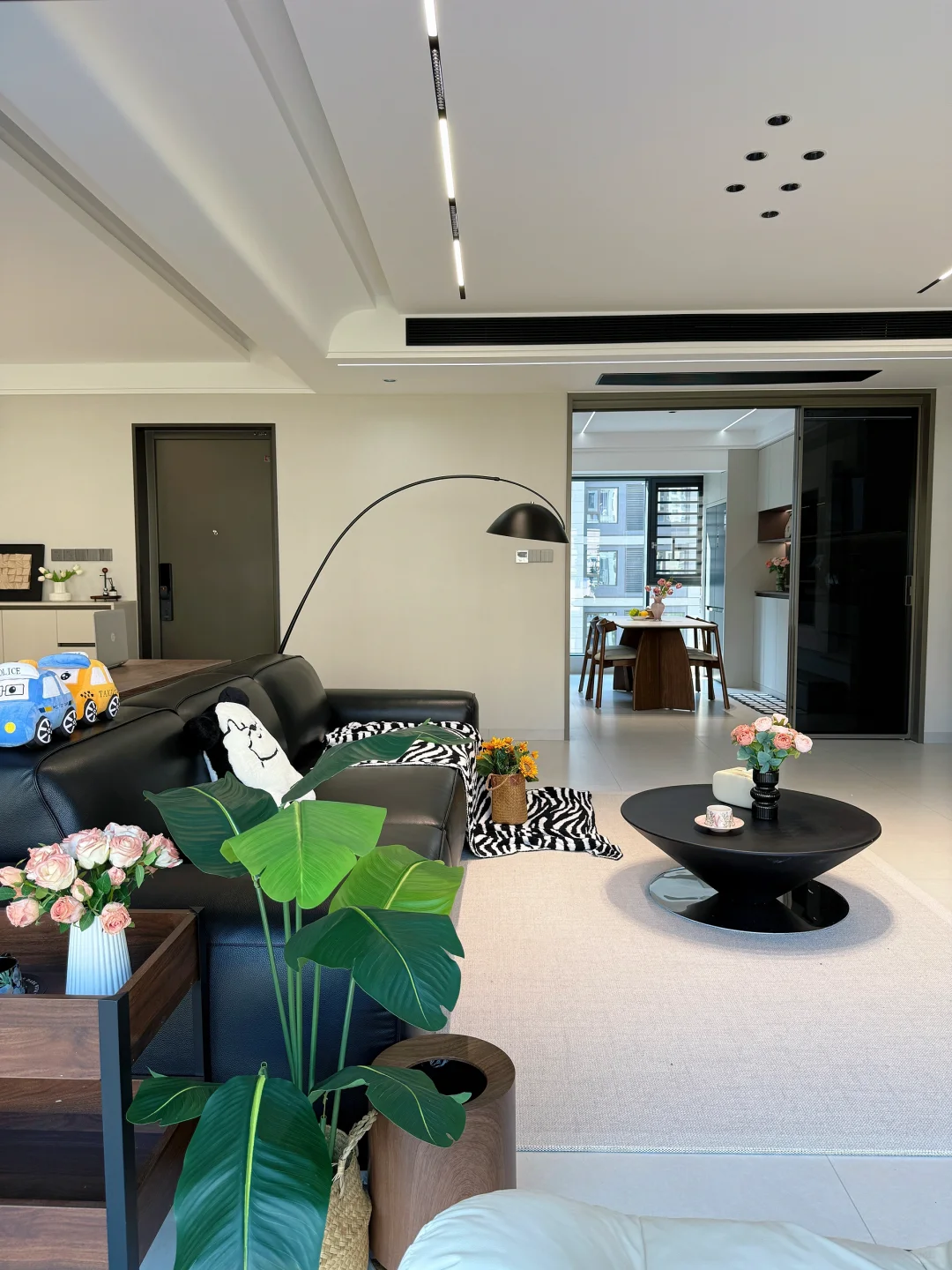 谁懂啊?我家餐边柜配色也太好看了吧！