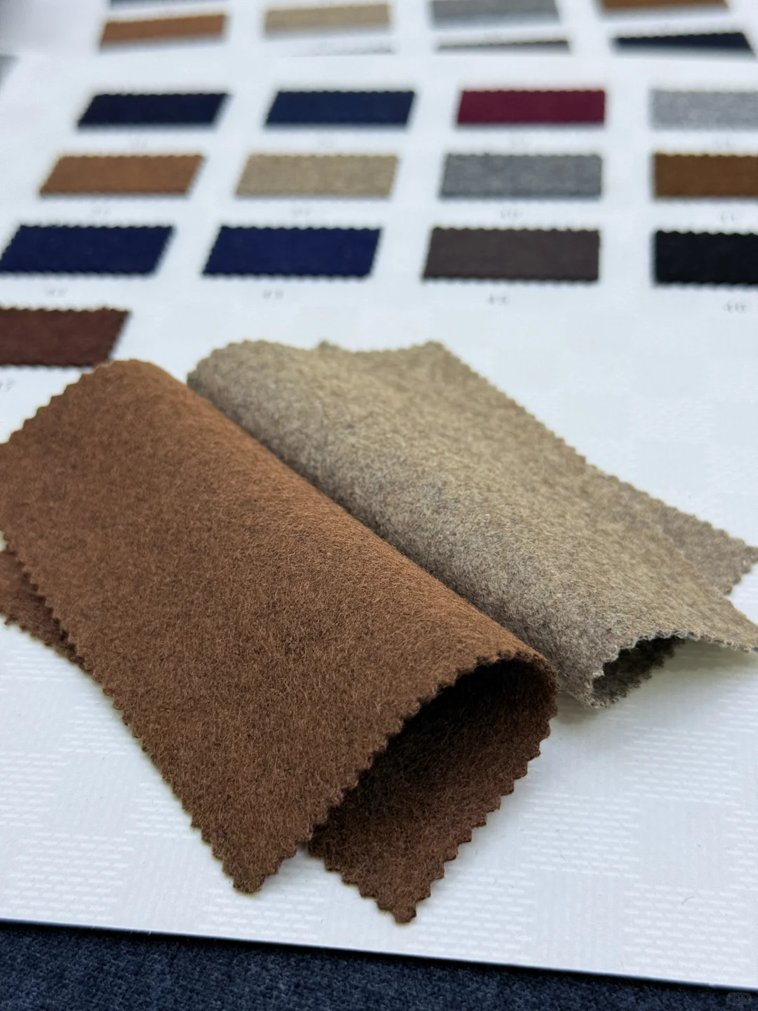 羊毛双面绒面料，细腻温暖的质感