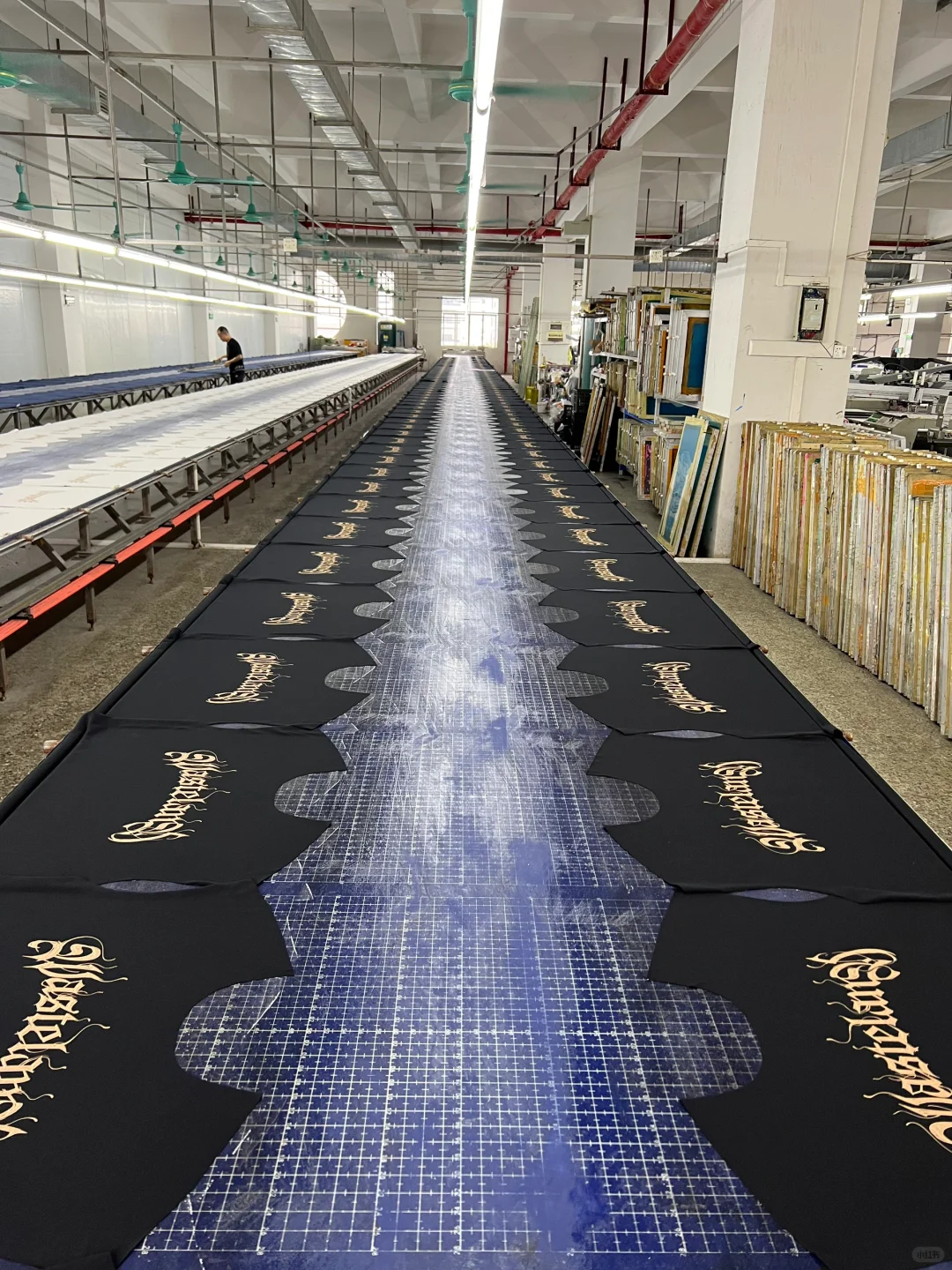 今日探访丝网印花厂，师傅正在做拉桨工艺