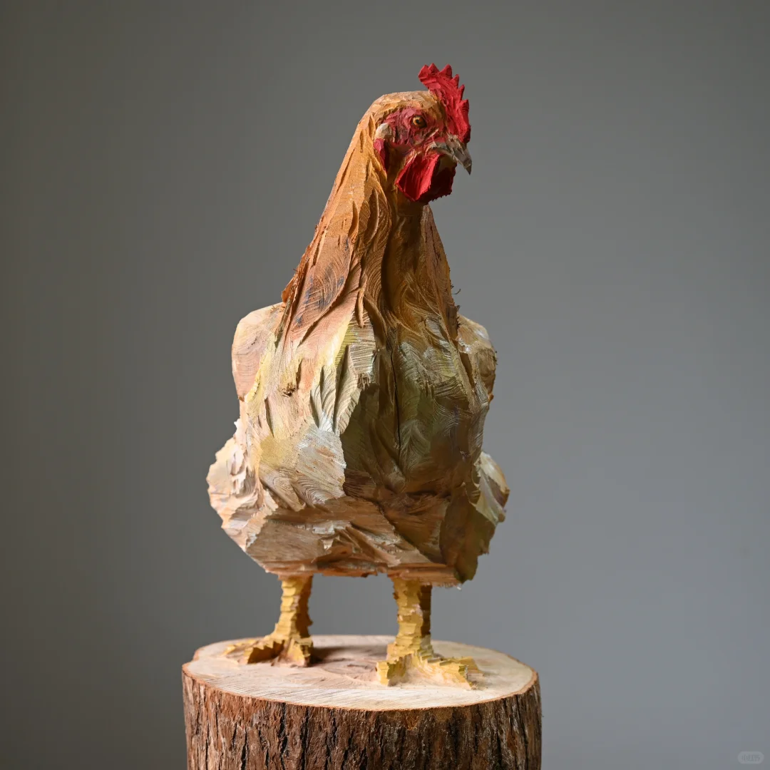 村里大娘说：谁家的鸡跳到小邓的木头上了