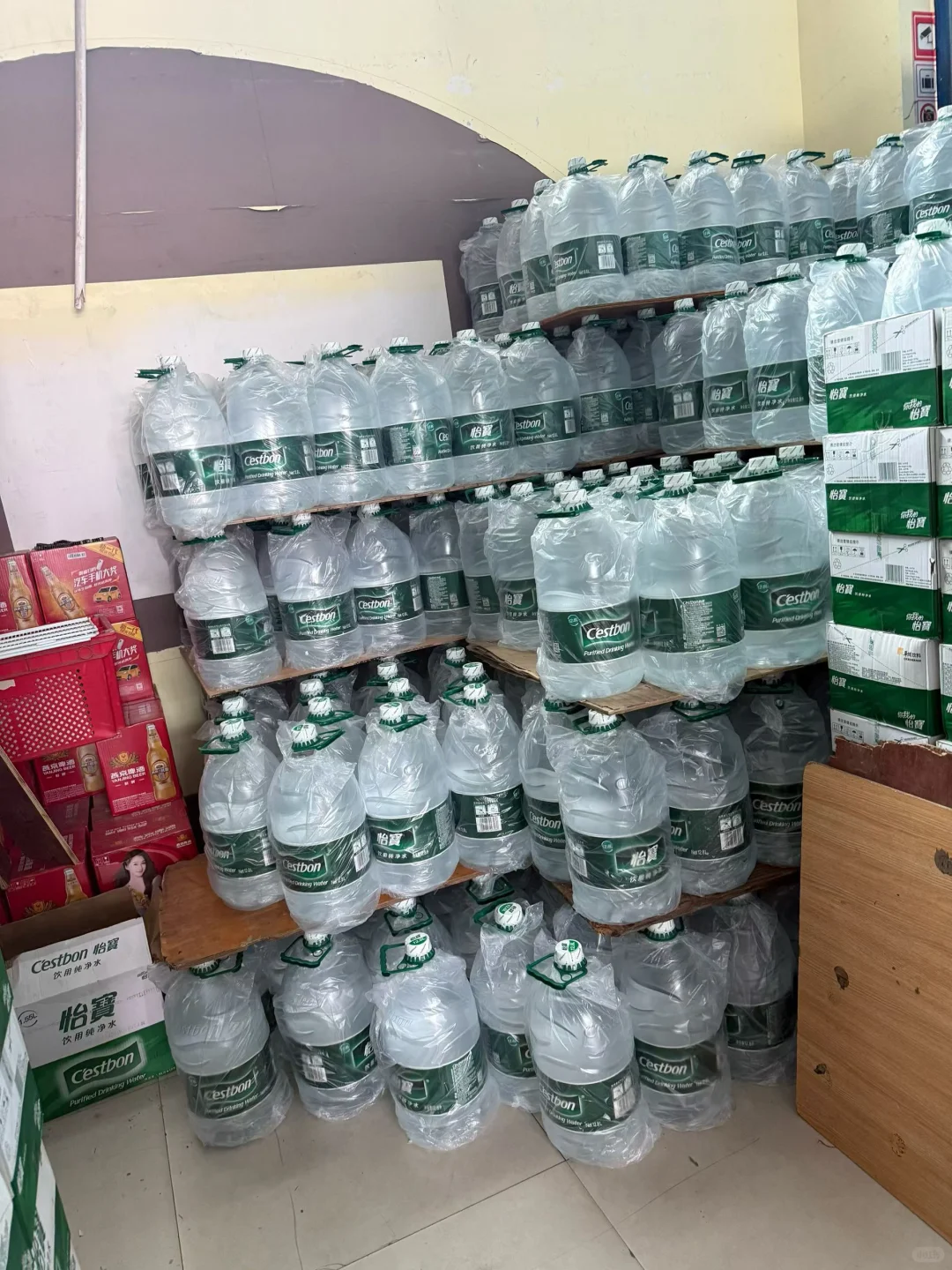 张家界矿泉水瓶装水饮料方便面八宝粥批发