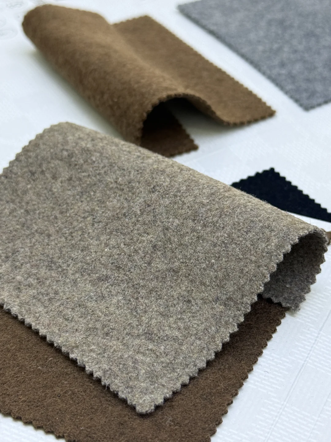 羊毛双面绒面料，细腻温暖的质感