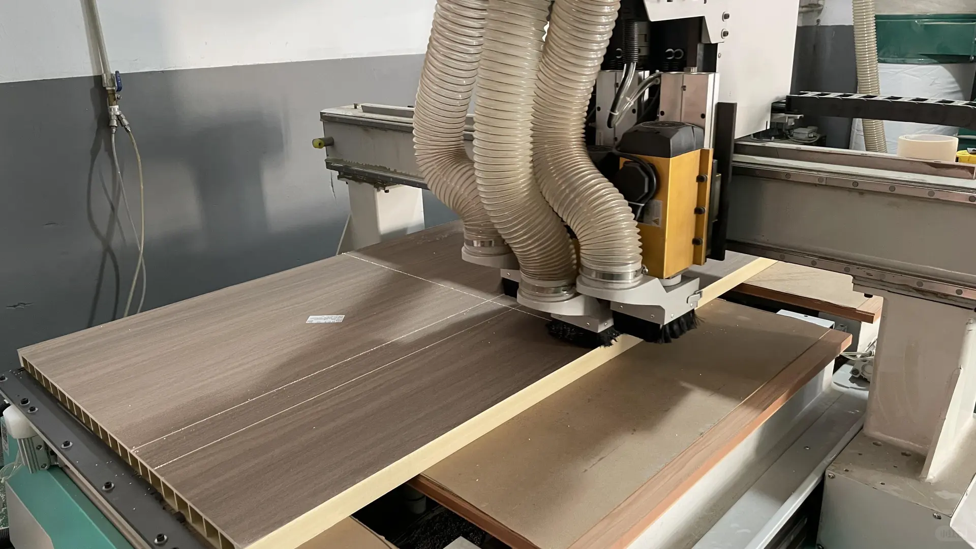 WPC木塑门门面雕刻工艺